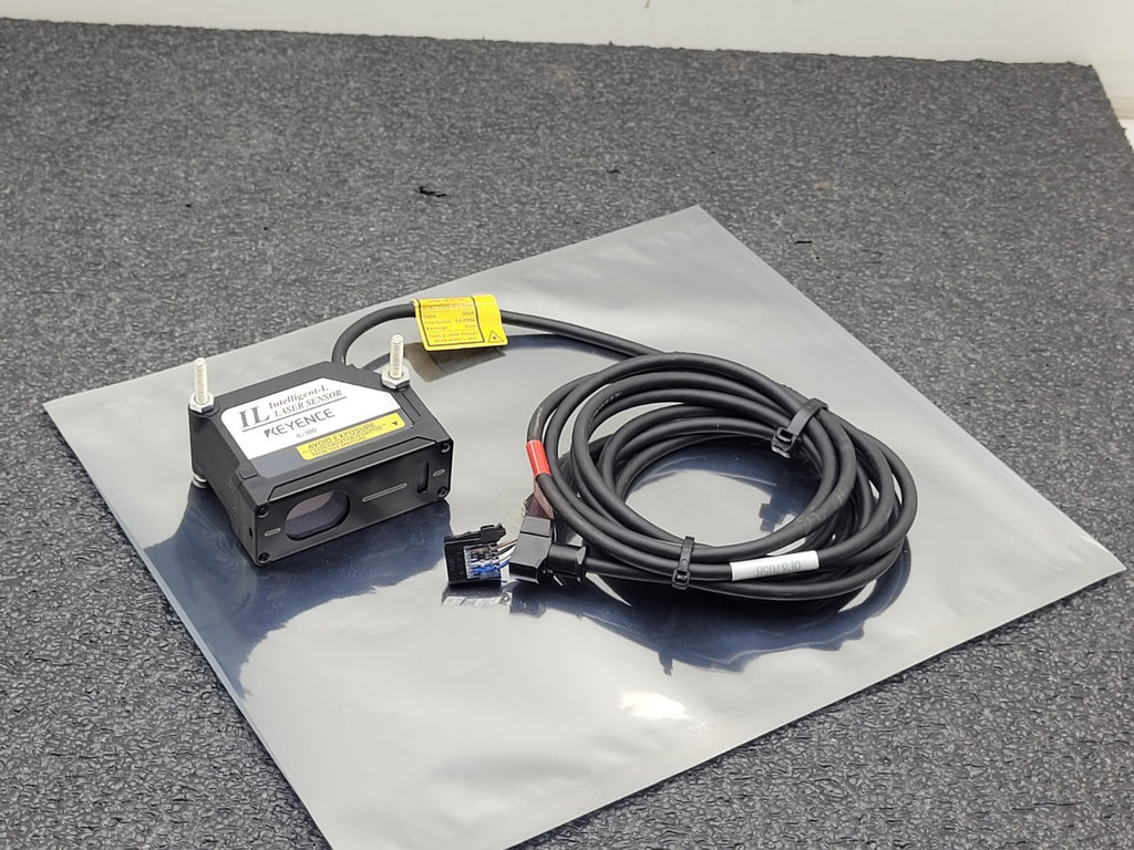 Keyence IL-300 Intelligent-L Digital Laser Range Sensor + OP87056 4 Pin 2M Cable
