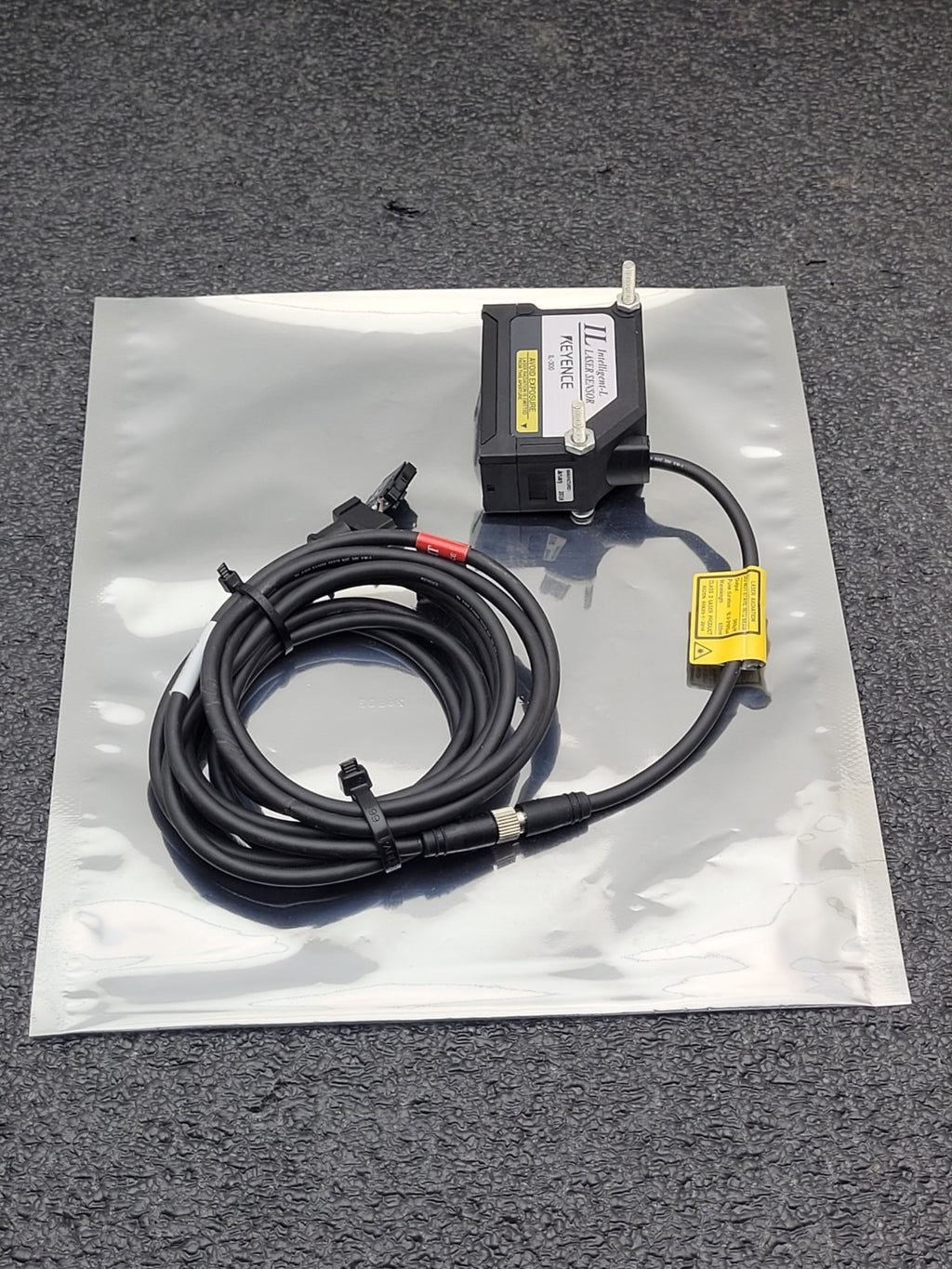 Keyence IL-300 Intelligent-L Digital Laser Range Sensor + OP87056 4 Pin 2M Cable