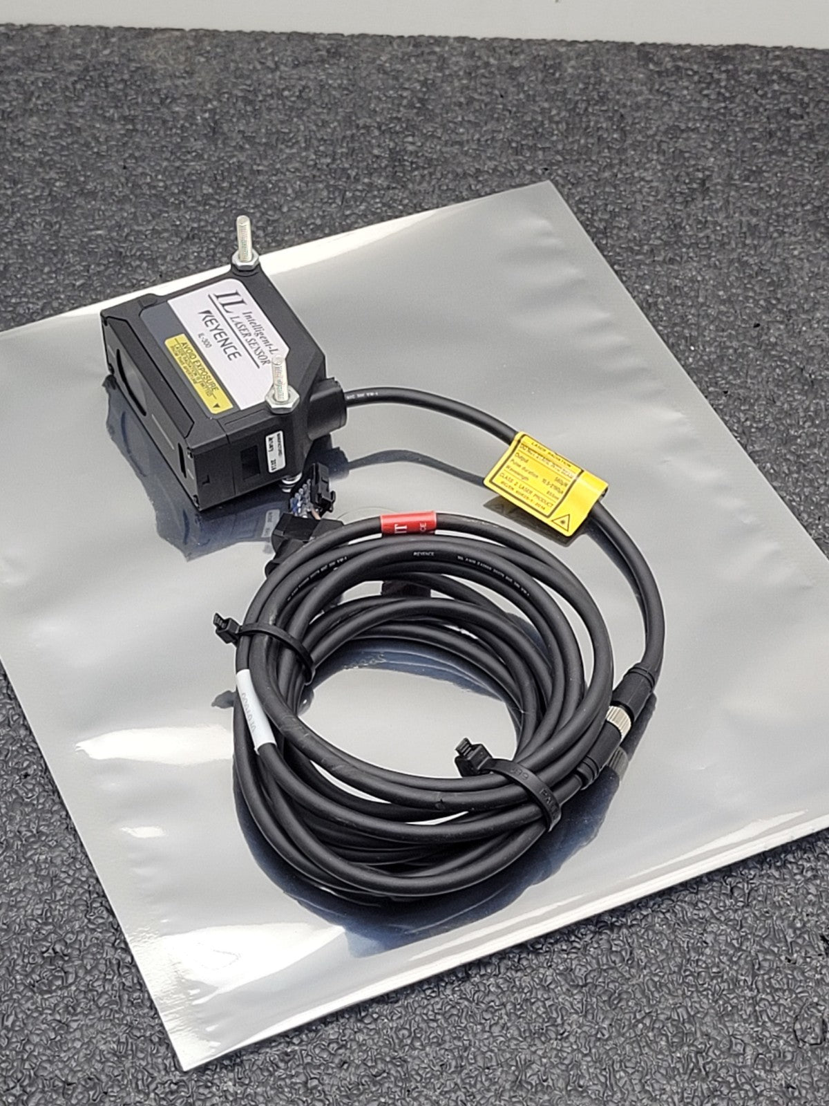 Keyence IL-300 Intelligent-L Digital Laser Range Sensor + OP87056 4 Pin 2M Cable