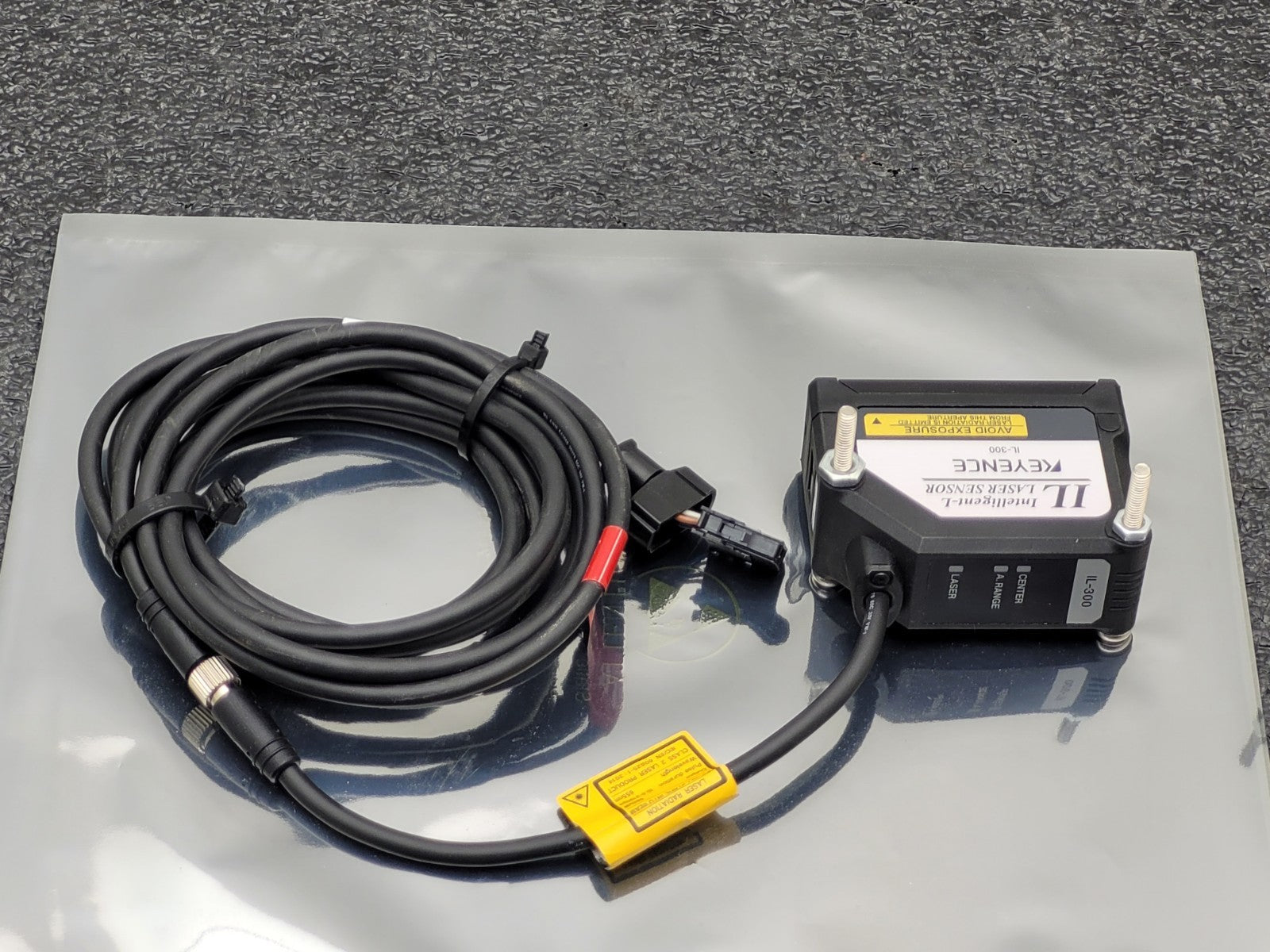 Keyence IL-300 Intelligent-L Digital Laser Range Sensor + OP87056 4 Pin 2M Cable