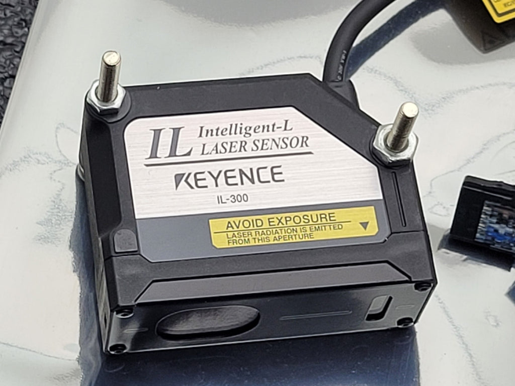 Keyence IL-300 Intelligent-L Digital Laser Range Sensor + OP87056 4 Pin 2M Cable