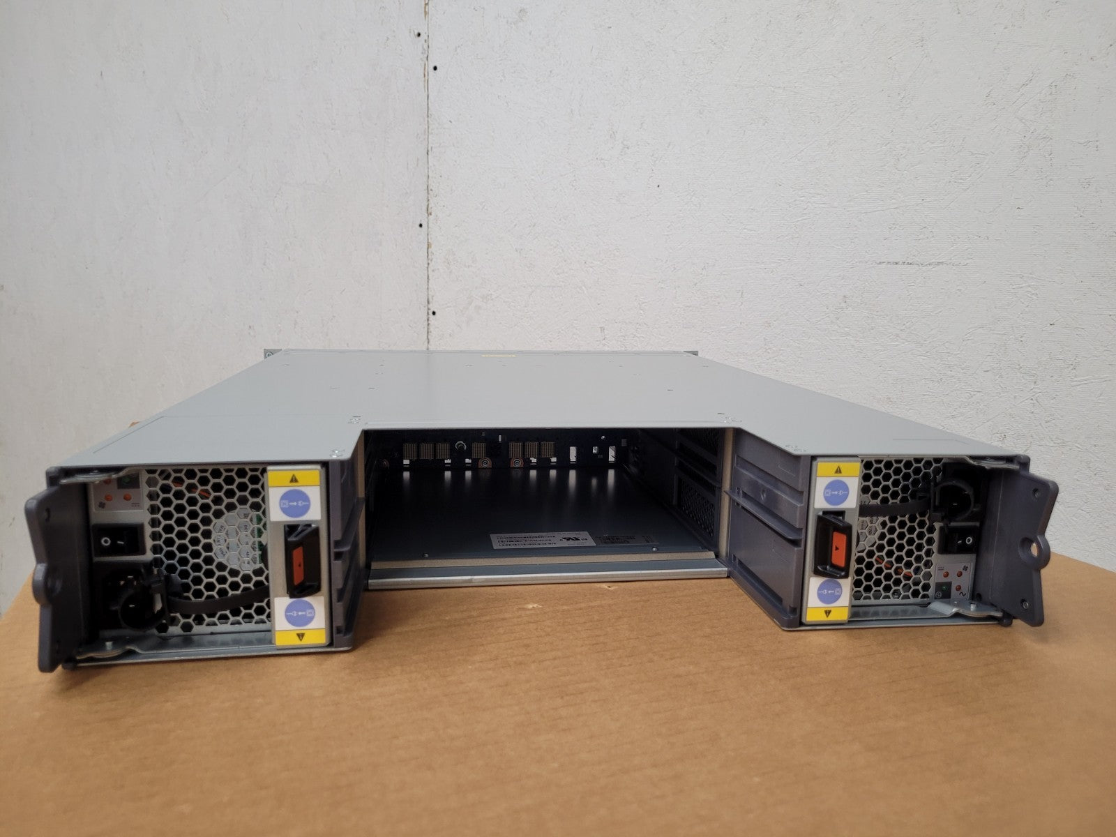 HP SureStor G3 2U24  AC PSU PLATINUM SAS Storage Array SP-3224-E12 2.5" HDD JBOD