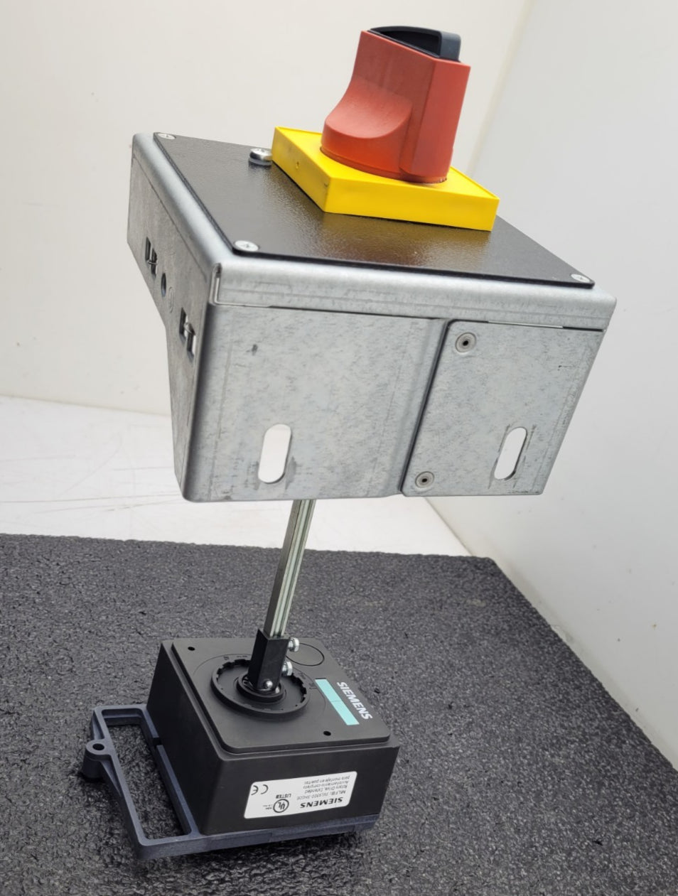 Siemens 3VL93003HG06 Red/Yellow Door Handle Rotary Switch Disconnect Actuator