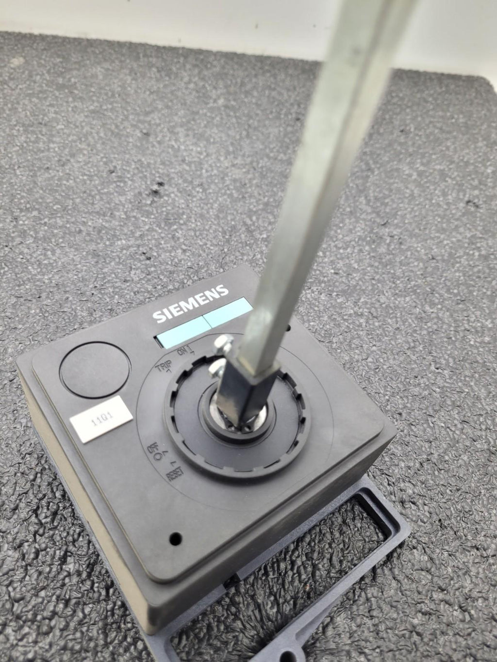 Siemens 3VL93003HG06 Red/Yellow Door Handle Rotary Switch Disconnect Actuator