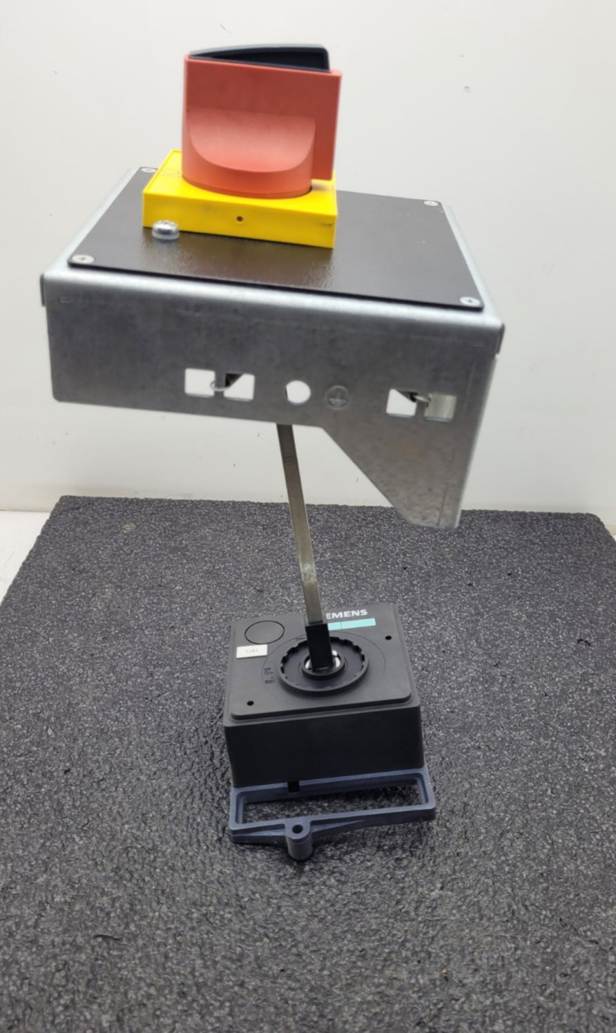 Siemens 3VL93003HG06 Red/Yellow Door Handle Rotary Switch Disconnect Actuator