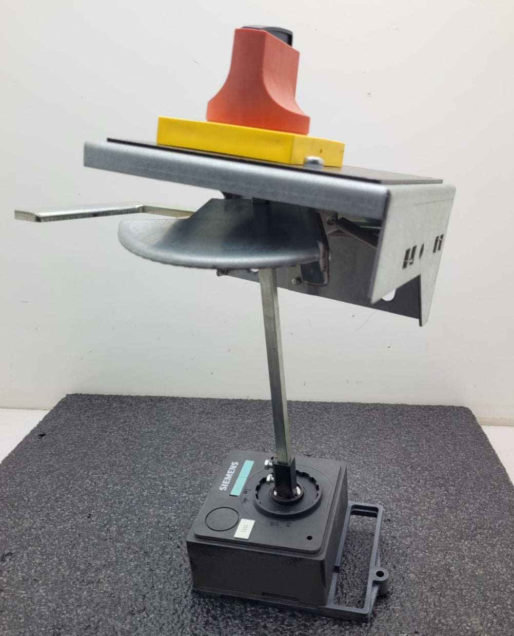 Siemens 3VL93003HG06 Red/Yellow Door Handle Rotary Switch Disconnect Actuator