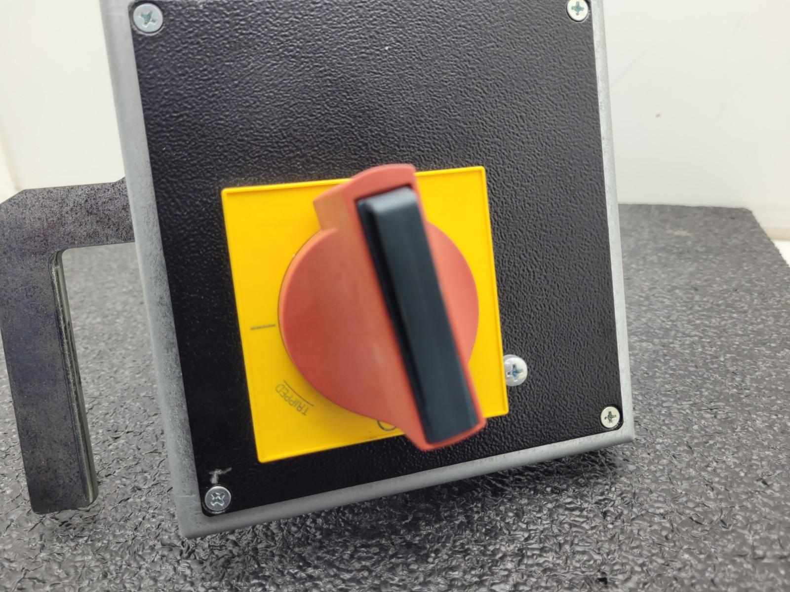 Siemens 3VL93003HG06 Red/Yellow Door Handle Rotary Switch Disconnect Actuator