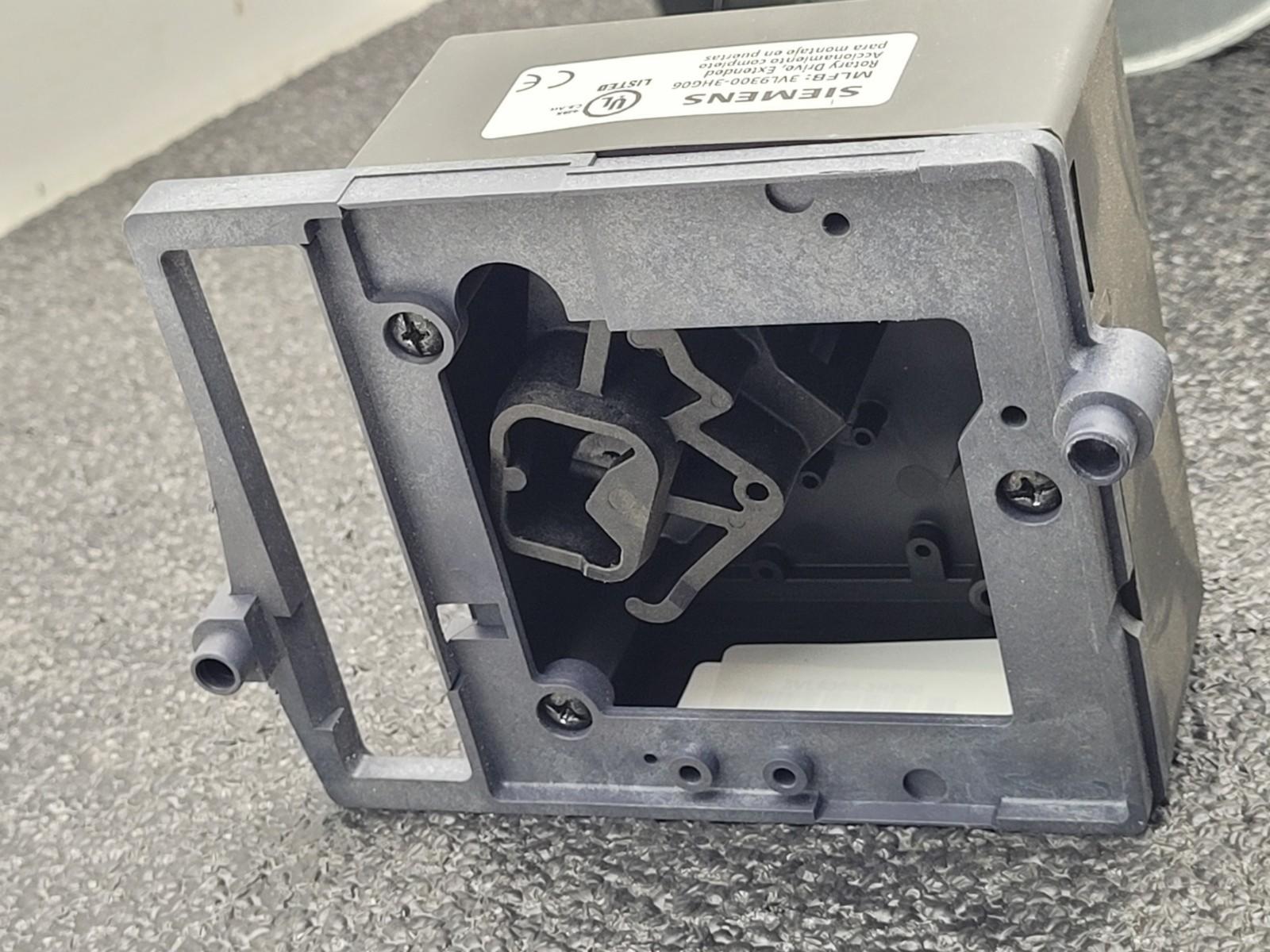 Siemens 3VL93003HG06 Red/Yellow Door Handle Rotary Switch Disconnect Actuator