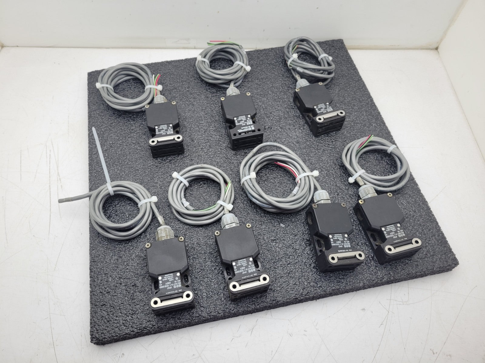 Lot of 7  SCHMERSAL  IEC 947-5-1 Safety Door Keyed Interlock Latch AZ 16-02zvrk