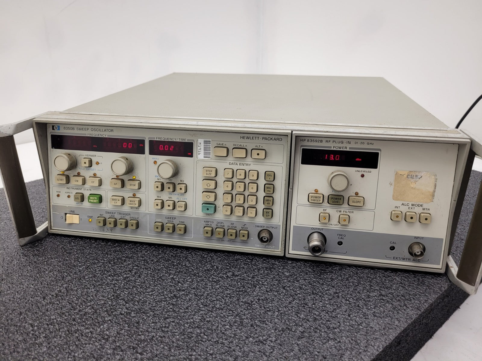 HP Hewlett Packard 8350B Sweep Oscillator w/ 83592B RF Plug-in .01-20GHz