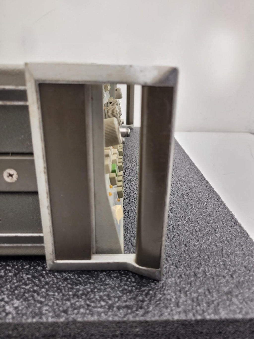 HP Hewlett Packard 8350B Sweep Oscillator w/ 83592B RF Plug-in .01-20GHz