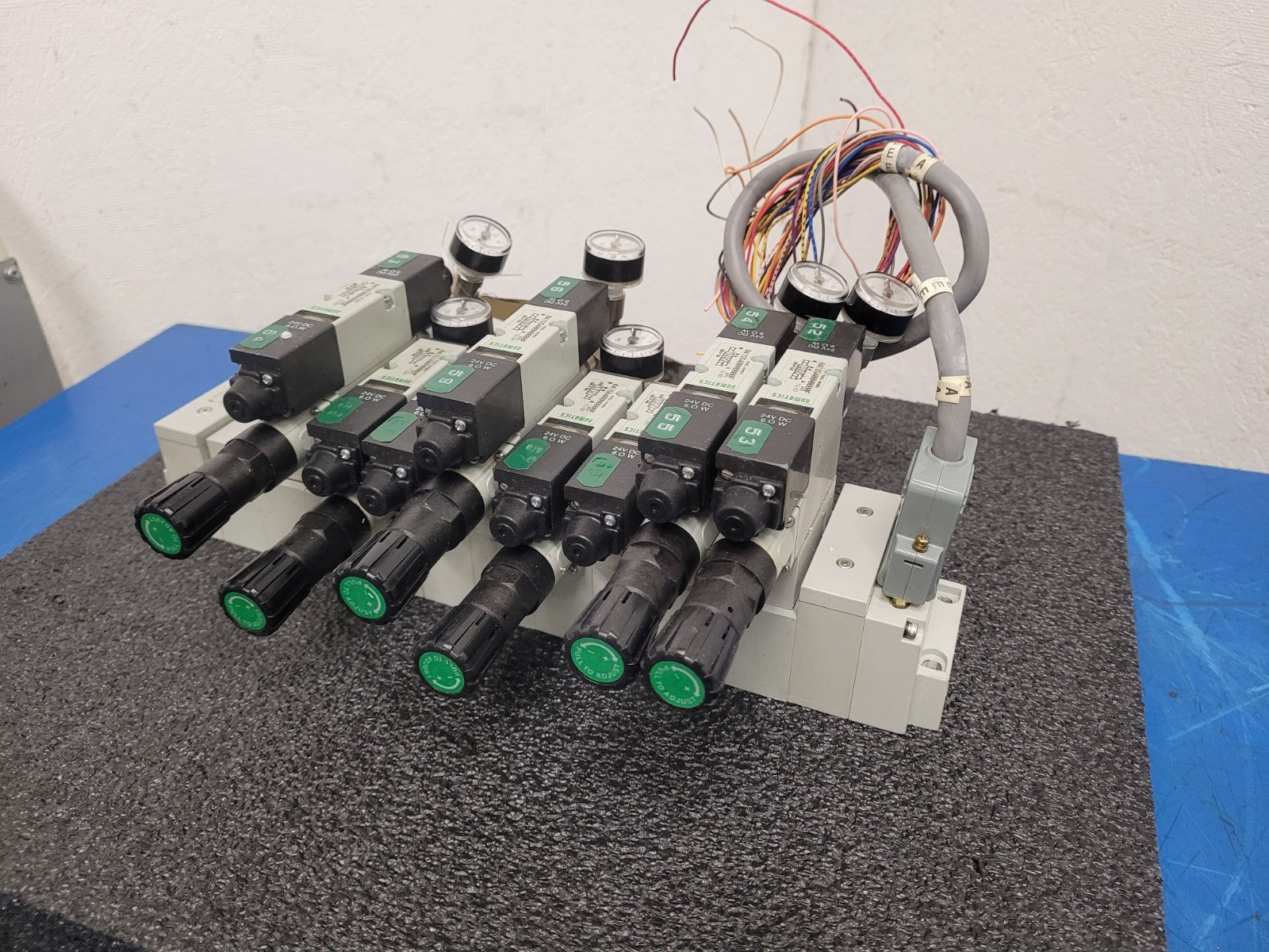 Numatics 8x Valve Solenoid 041SA400M0000F 6x Regulated Pneumatic Manifold N3