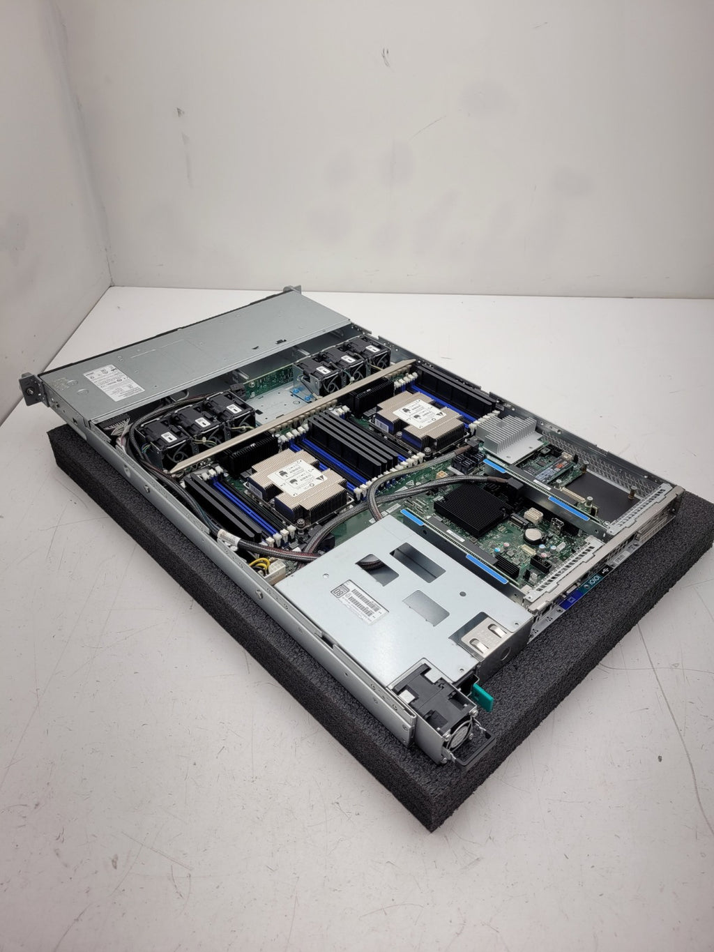 1UI Intel S2600WF Server 2x Xeon Gold 6140 2.3GHz Processors No Ram 4x LFF [B]