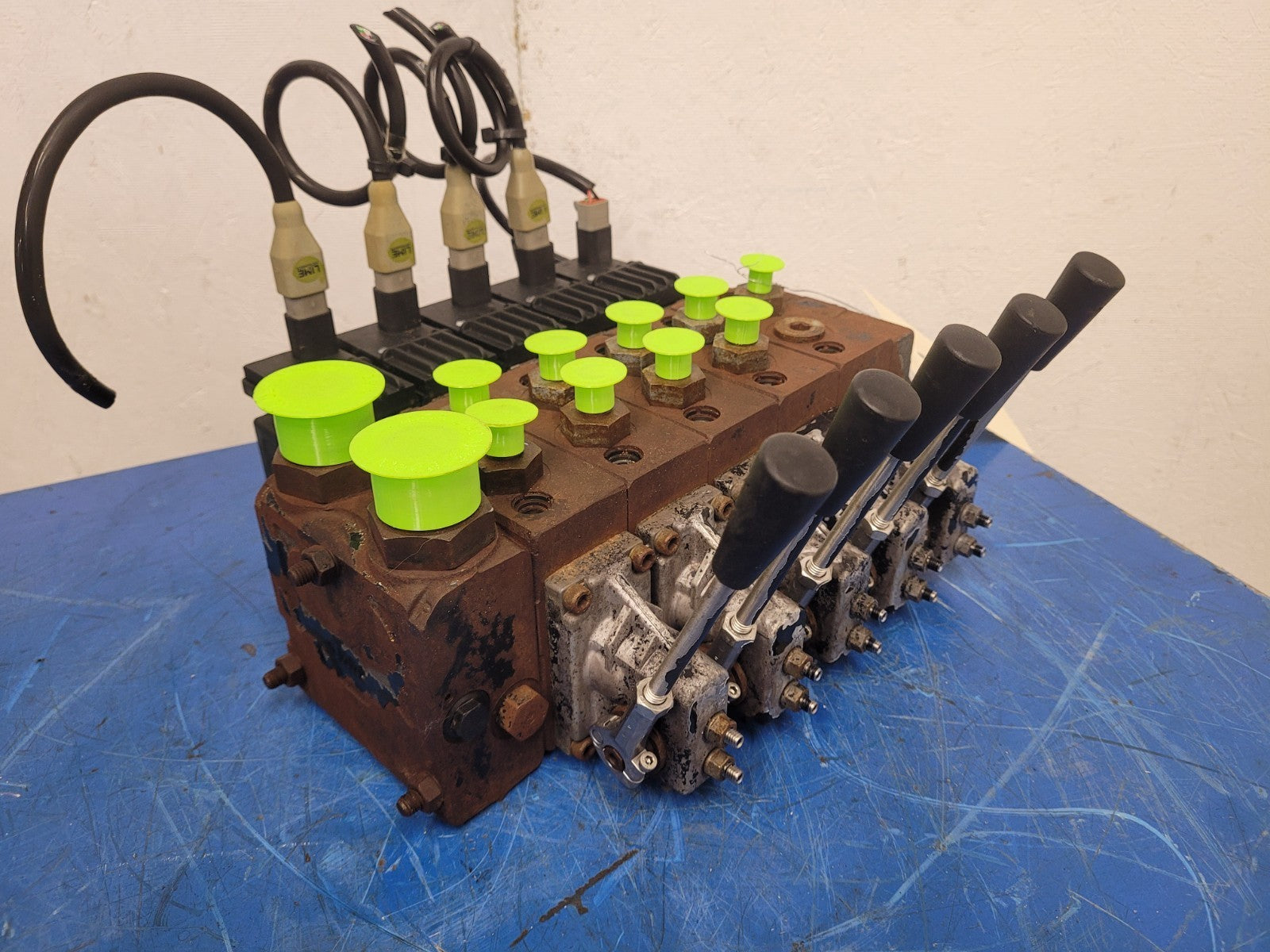 Danfoss PVG32 Hydraulic Valve Stack On/Off Manual / Solenoid 157B4292 D1