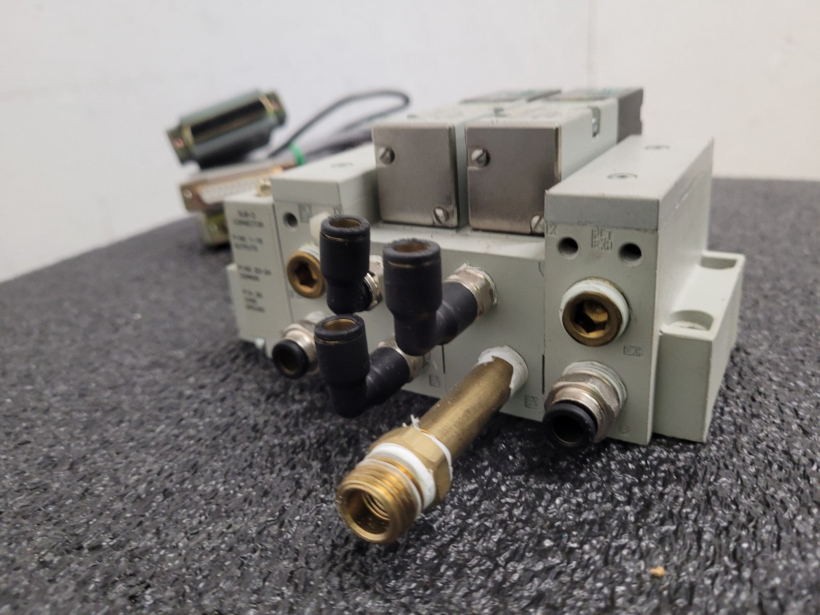 Numatics 5 Valve Solenoid 041SA400M0000F Pneumatic Manifold Set 3 Blocks DB25 B
