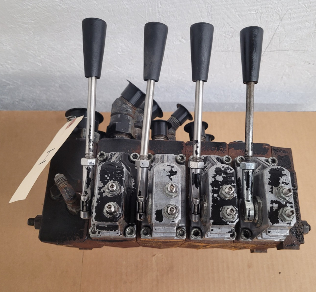 Danfoss PVG32  159-0904 4x Hydraulic Valve Stack w/ Electric Control [ I ]