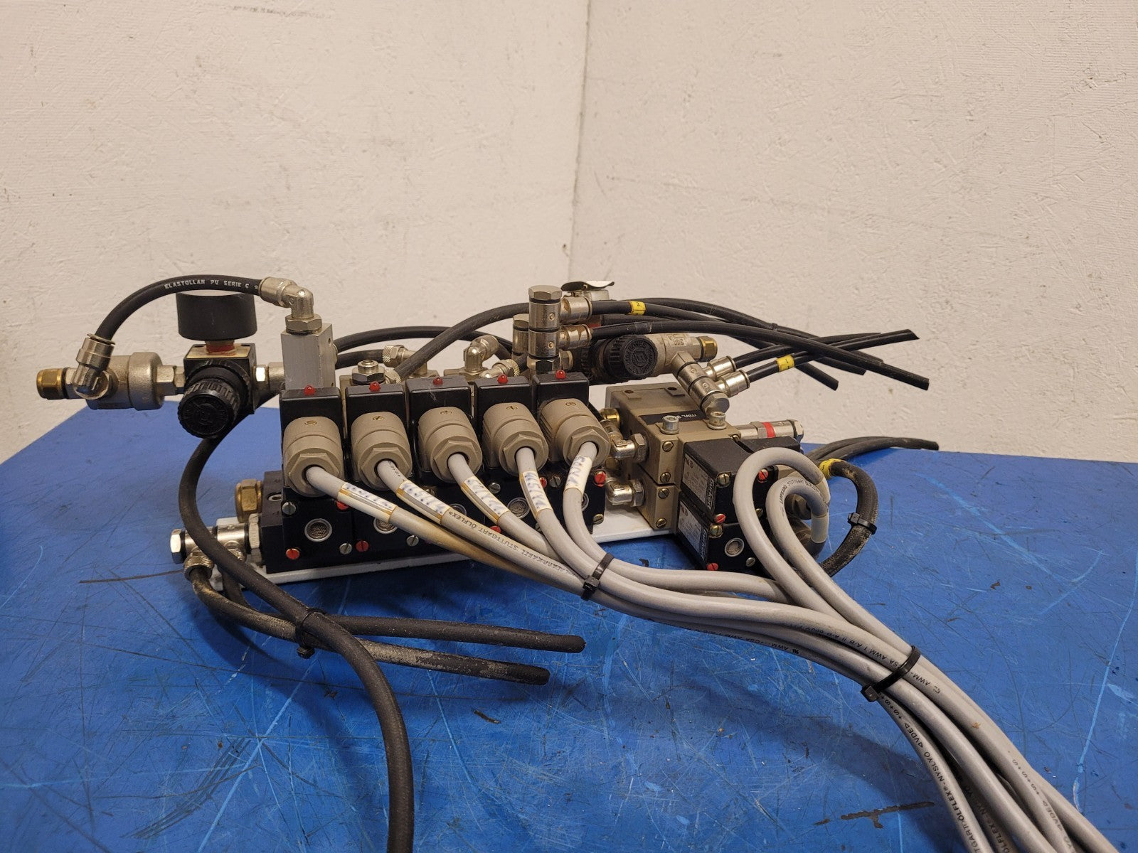 Burkert 413-G-1/4-B-PL-1/4 Pneumatic Solenoid 7 Valve Manifold 120VAC Unit A