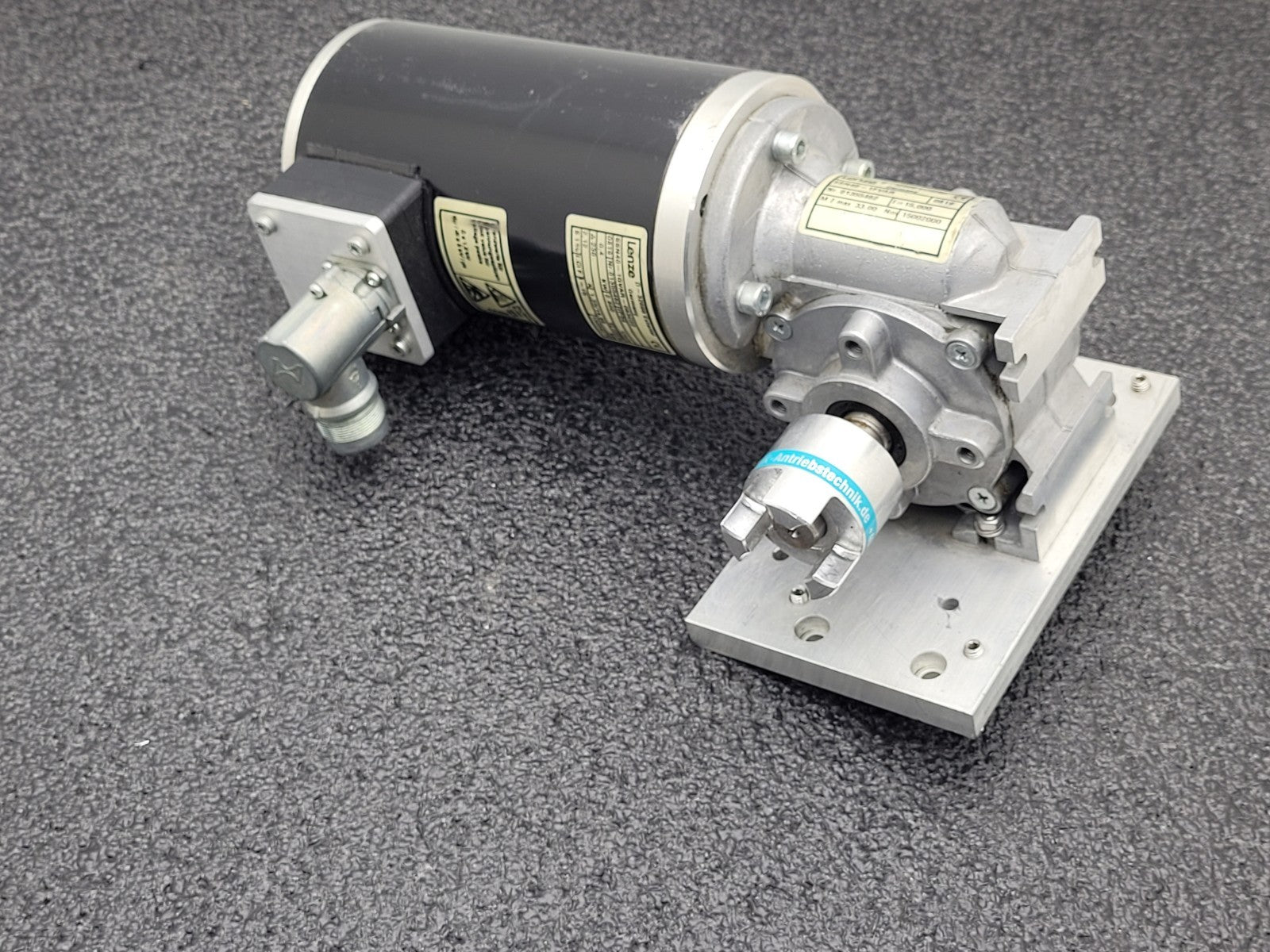 Lenze Right Angle Gear Motor SSN40-1GVAR-063C22 + 15:1 Gearhead SSN40-1FVAR