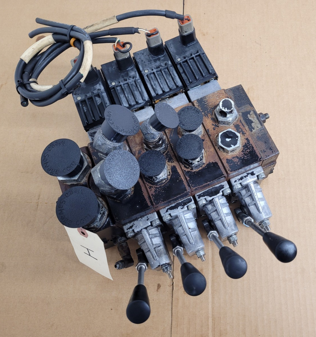 Danfoss PVG32  159-0904 4x Hydraulic Valve Stack w/ Electric Control [ I ]