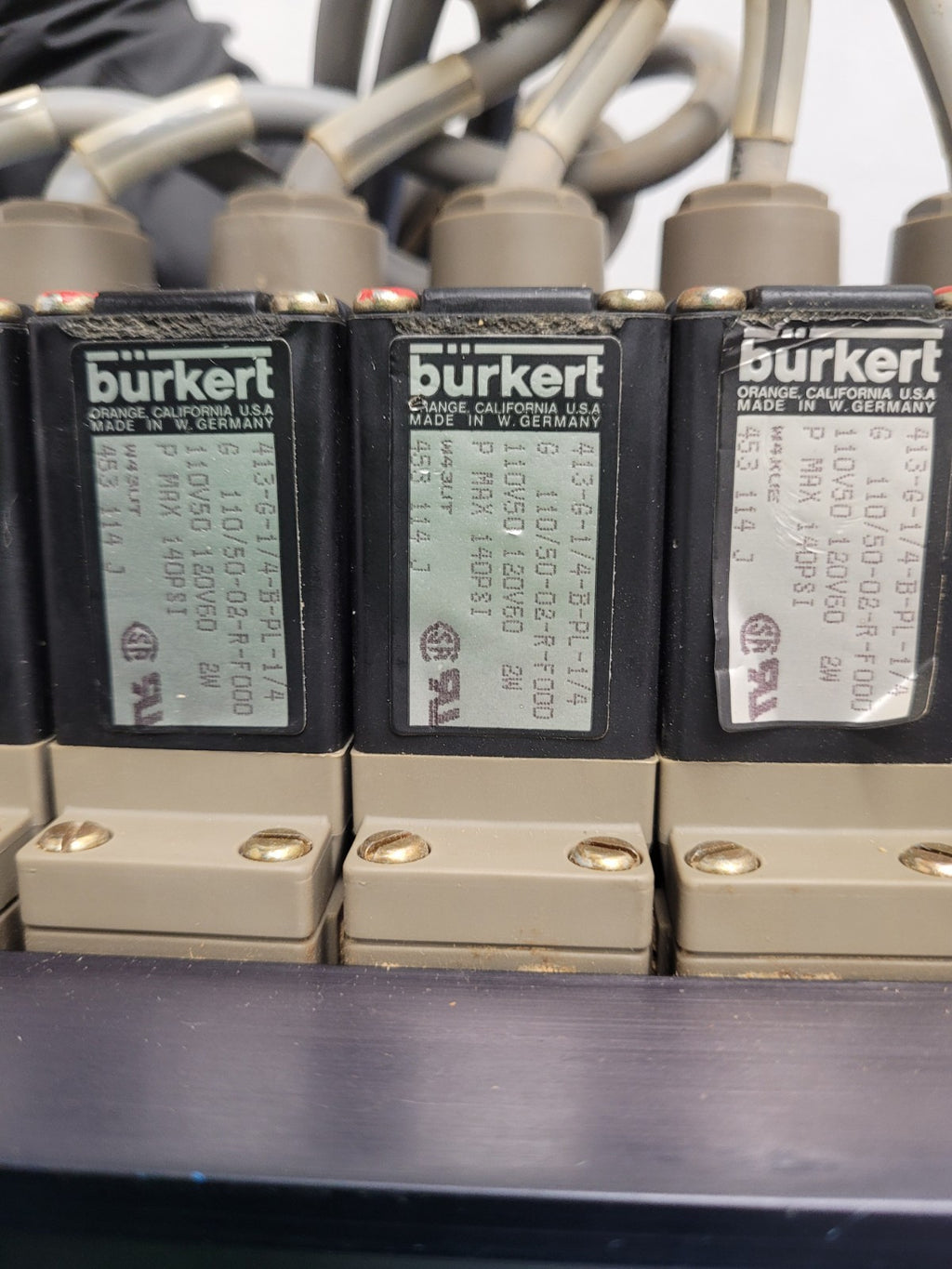 Burkert 413-G-1/4-B-PL-1/4 Pneumatic Solenoid 7 Valve Manifold 120VAC B