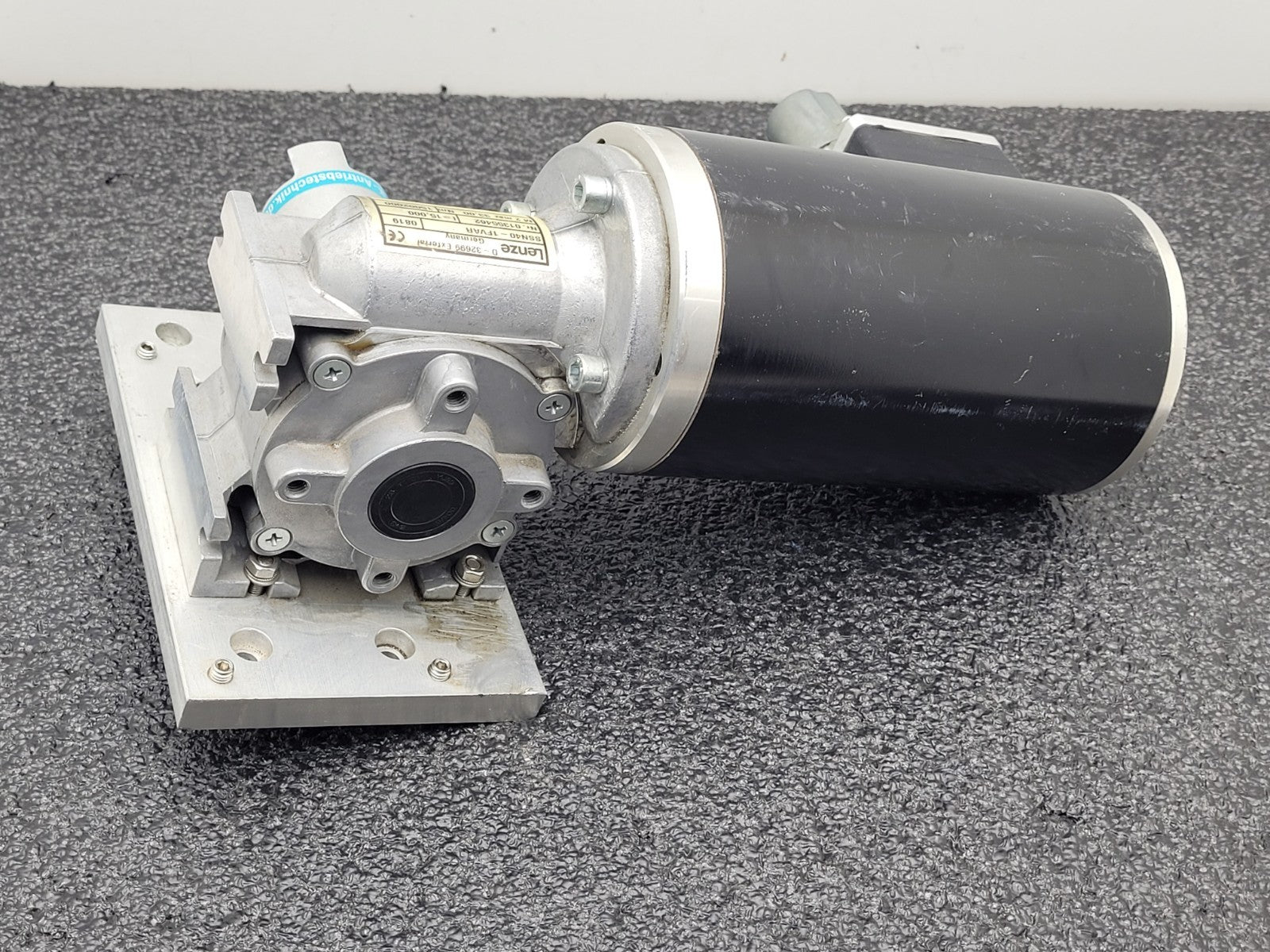Lenze Right Angle Gear Motor SSN40-1GVAR-063C22 + 15:1 Gearhead SSN40-1FVAR
