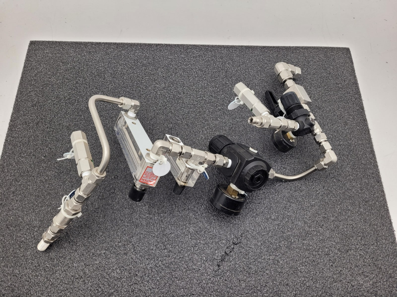 Norgren R73G-2AK-RMG Regulator Swaglok SS-44S6 Elbows 2x SS-4CPA4-50 Assembly