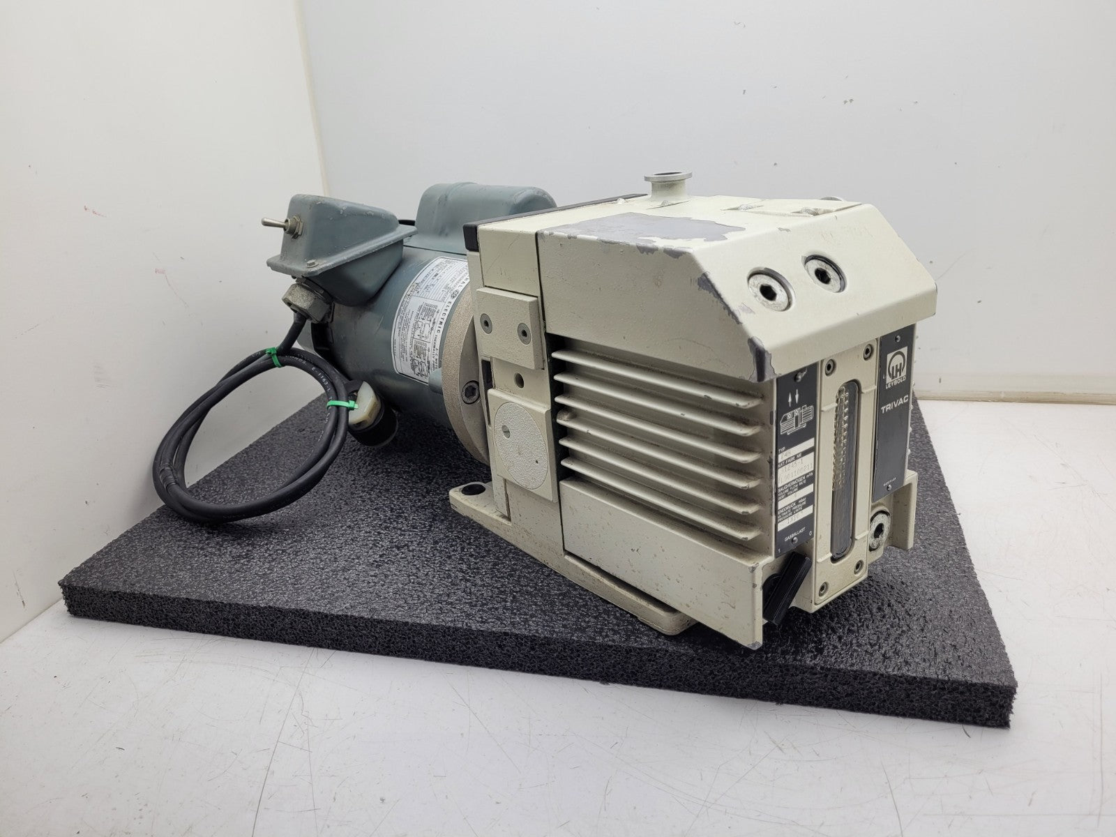 Leybold Trivac Rotary Vane Vacuum Pump D4B Load Tested Good 120VAC 1/3HP