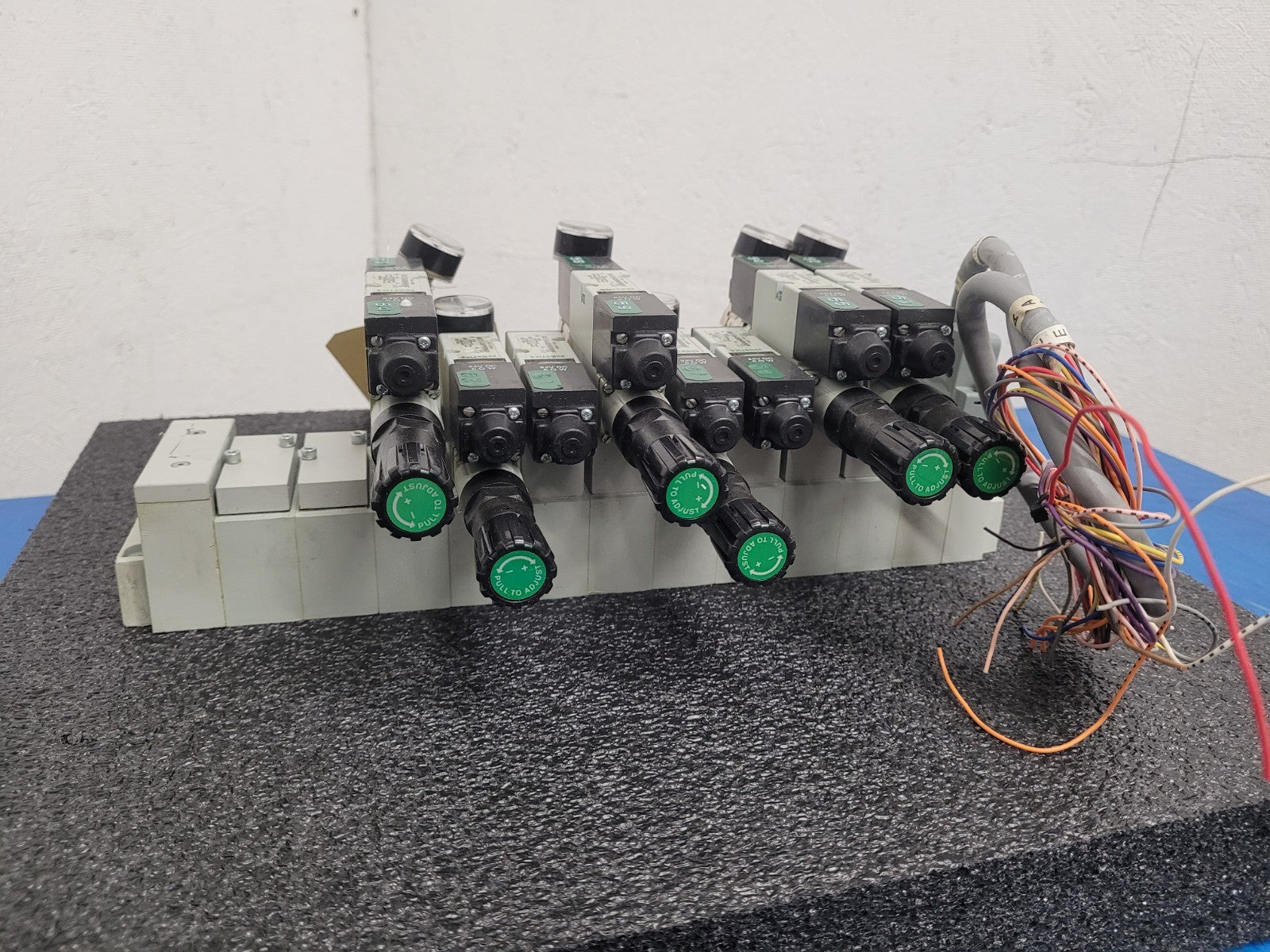 Numatics 8x Valve Solenoid 041SA400M0000F 6x Regulated Pneumatic Manifold N3