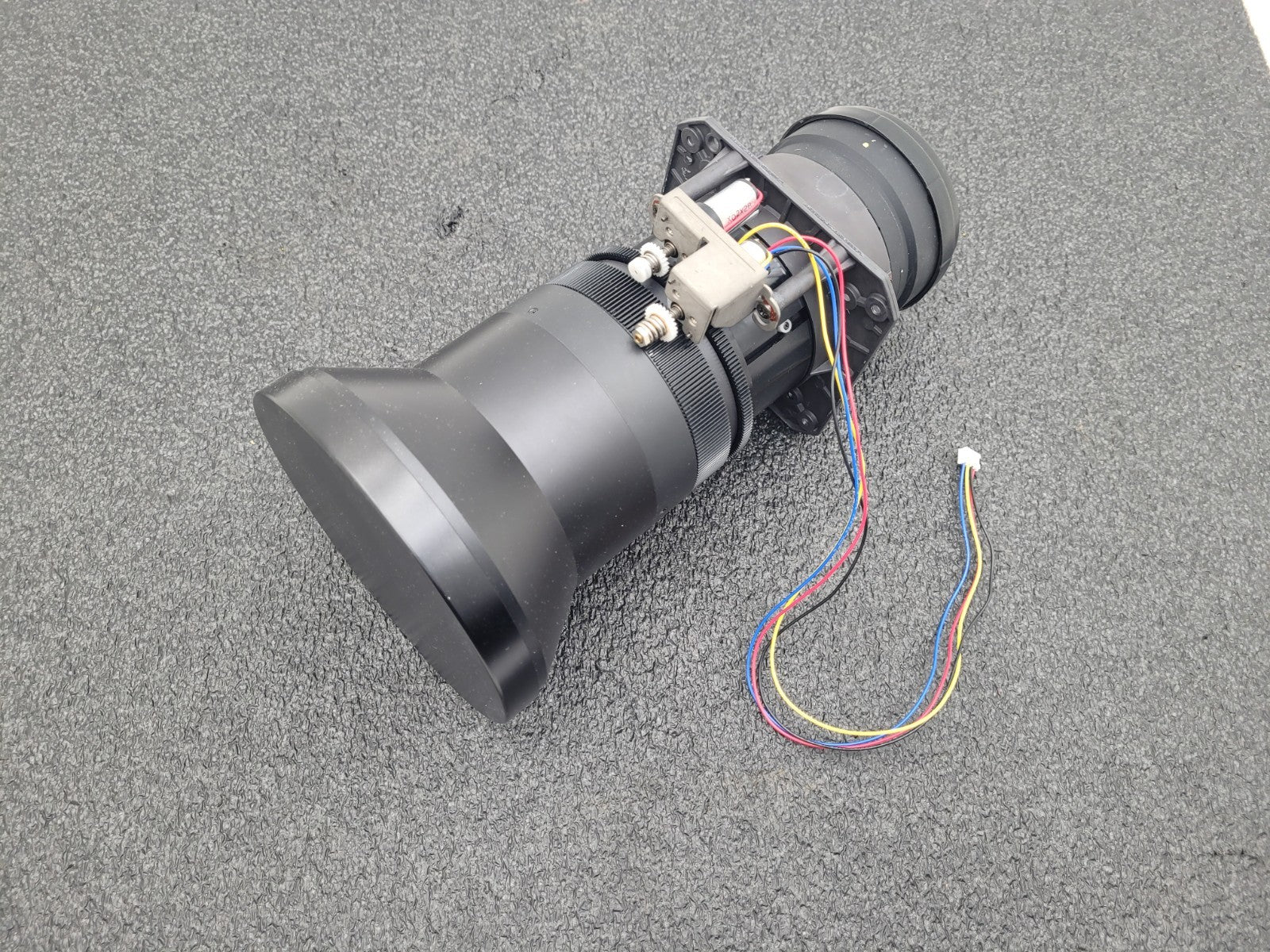 Sanyo LNS-T02 Long Throw High Precision Zoom Projector Lens F2,0-2,8/f=158-221mm