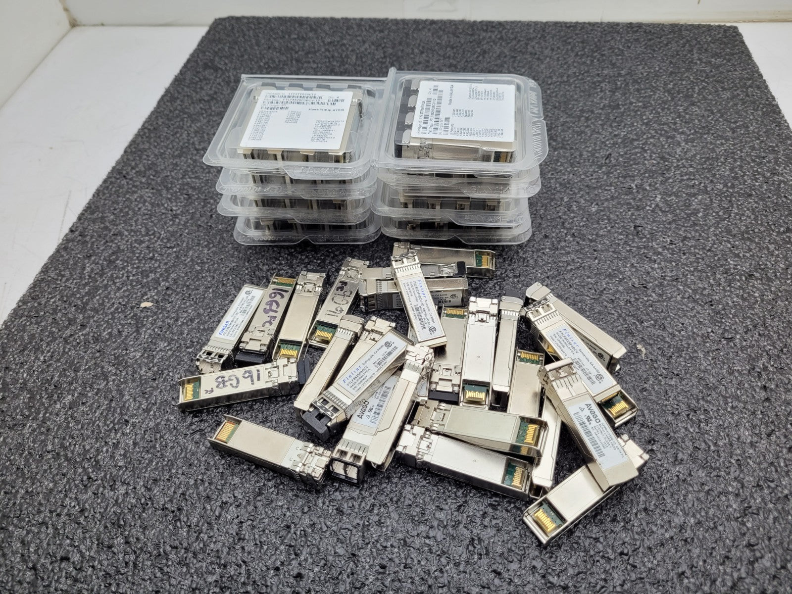 Lot of 61x Mixed FINISAR FTLF8529P3BCV-1D 4/8/16G-FC-SR SFP Optical Transceiver
