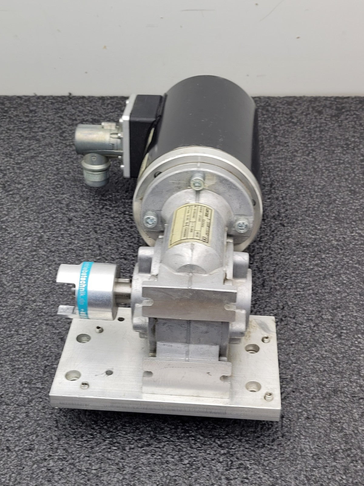Lenze Right Angle Gear Motor SSN40-1GVAR-063C22 + 15:1 Gearhead SSN40-1FVAR