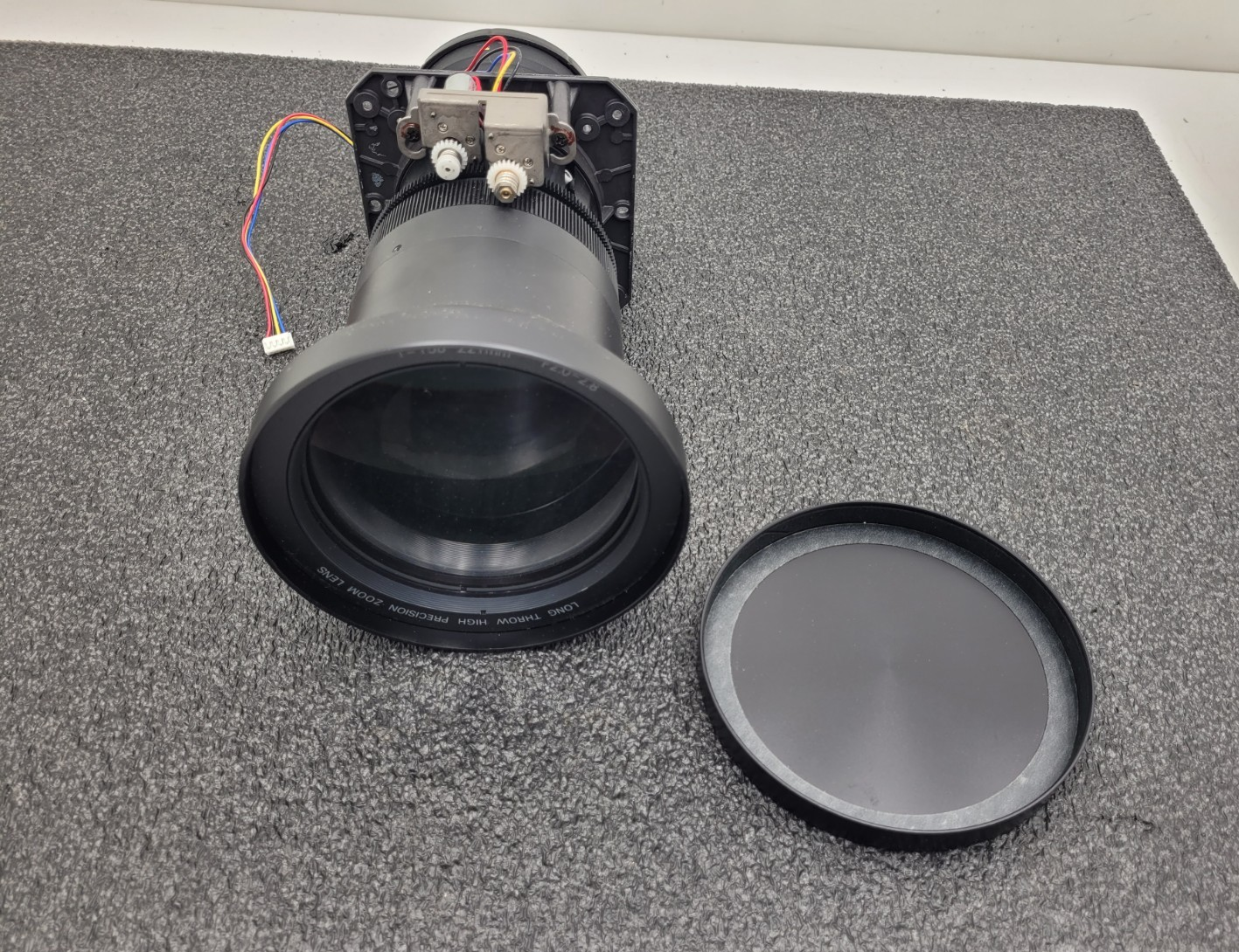Sanyo LNS-T02 Long Throw High Precision Zoom Projector Lens F2,0-2,8/f=158-221mm