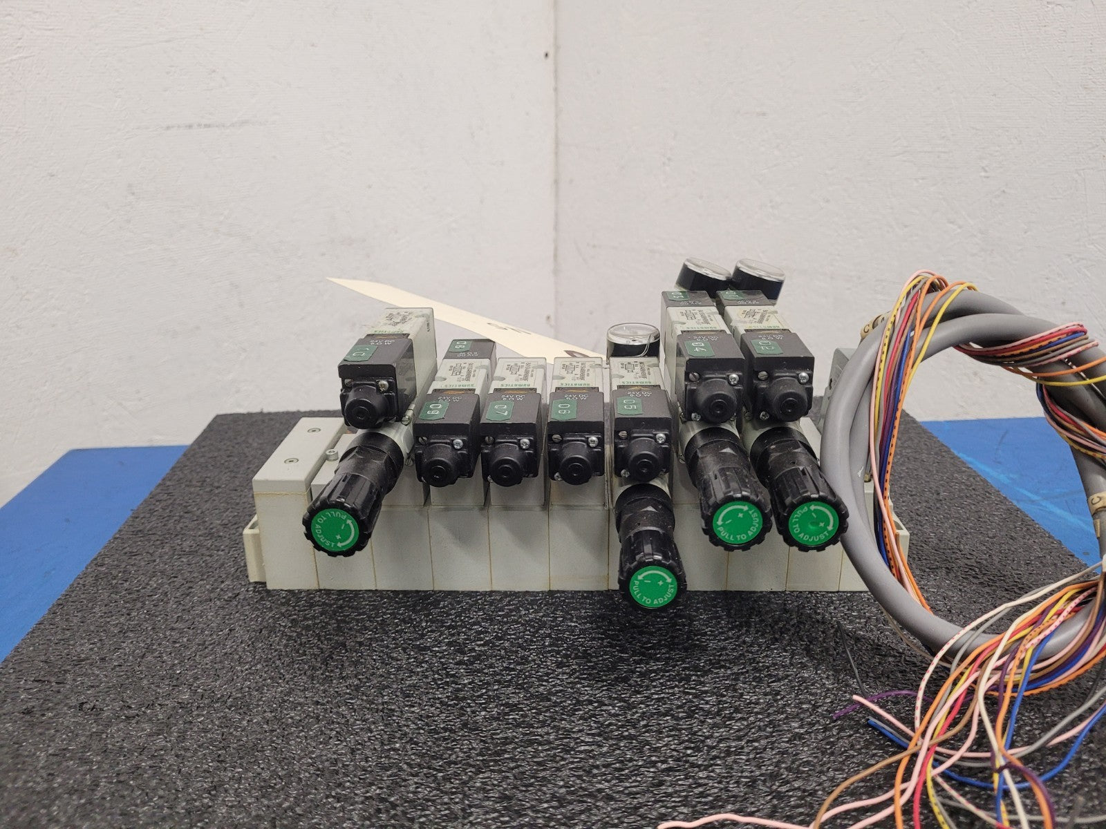 Numatics 7x Valve Solenoid 041SA400M0000F 4x Regulated Pneumatic Manifold N5