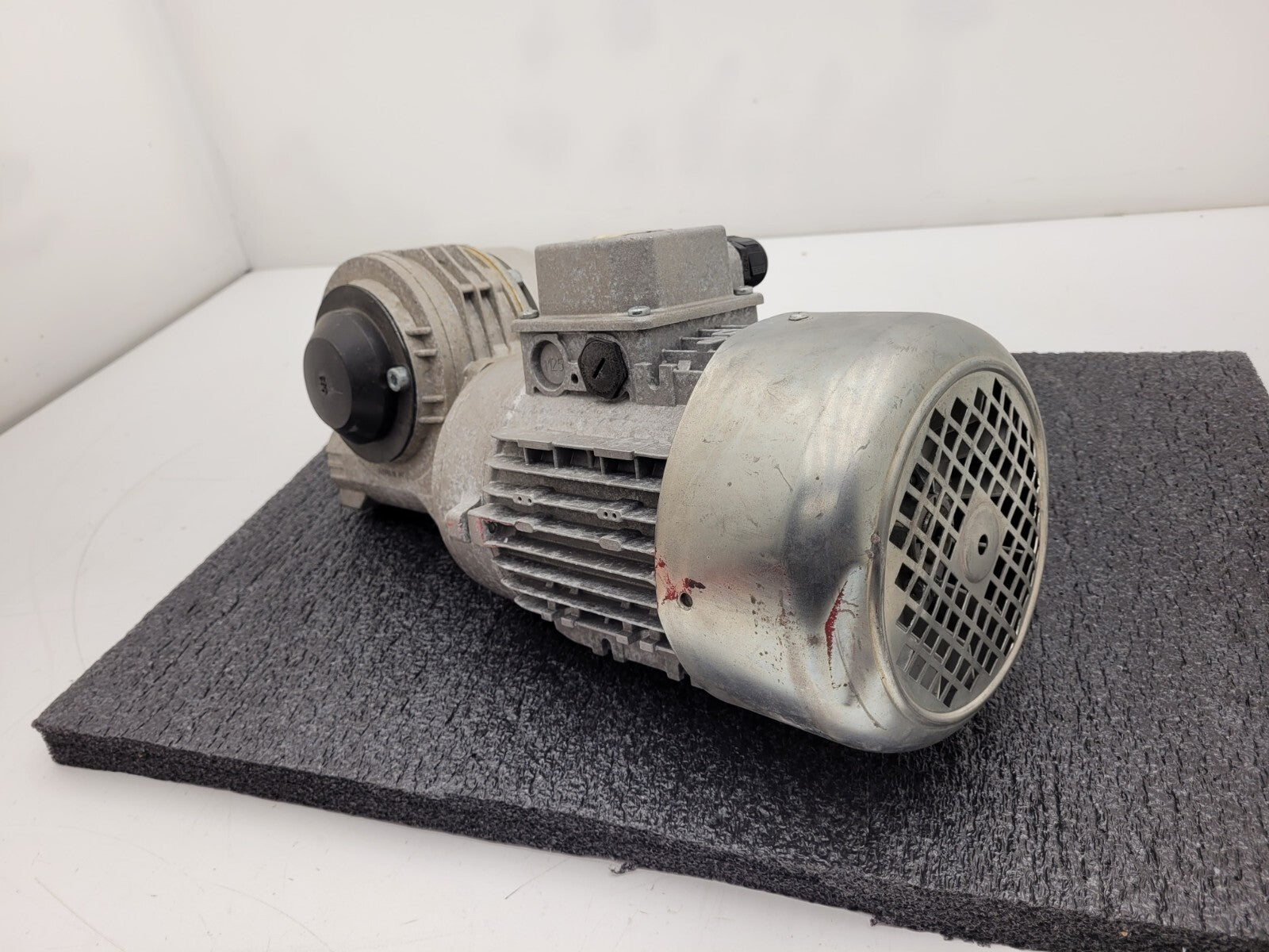 MT Motori 1.5kW Gearmotor 230-480VAC 3PH 10:1 Gearhead Ratio 2HP Right Angle