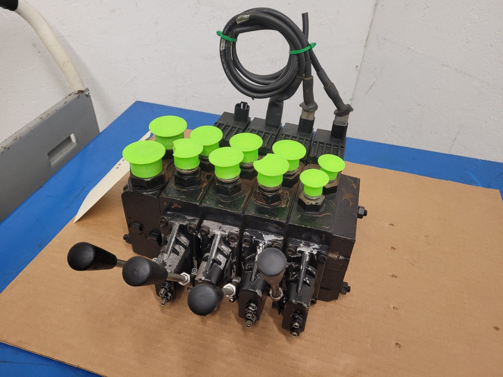 Danfoss PVG32 Hydraulic 4 Valve Stack On/Off Manual Solenoid Radiometric D16