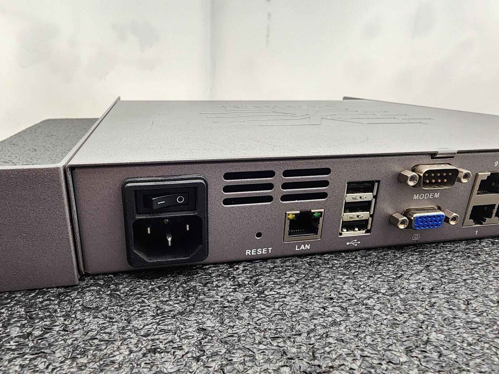 Raritan DLX-216V3-AD 16-port Dominion LX-216 Rackmount KVM Switch Tested Works B