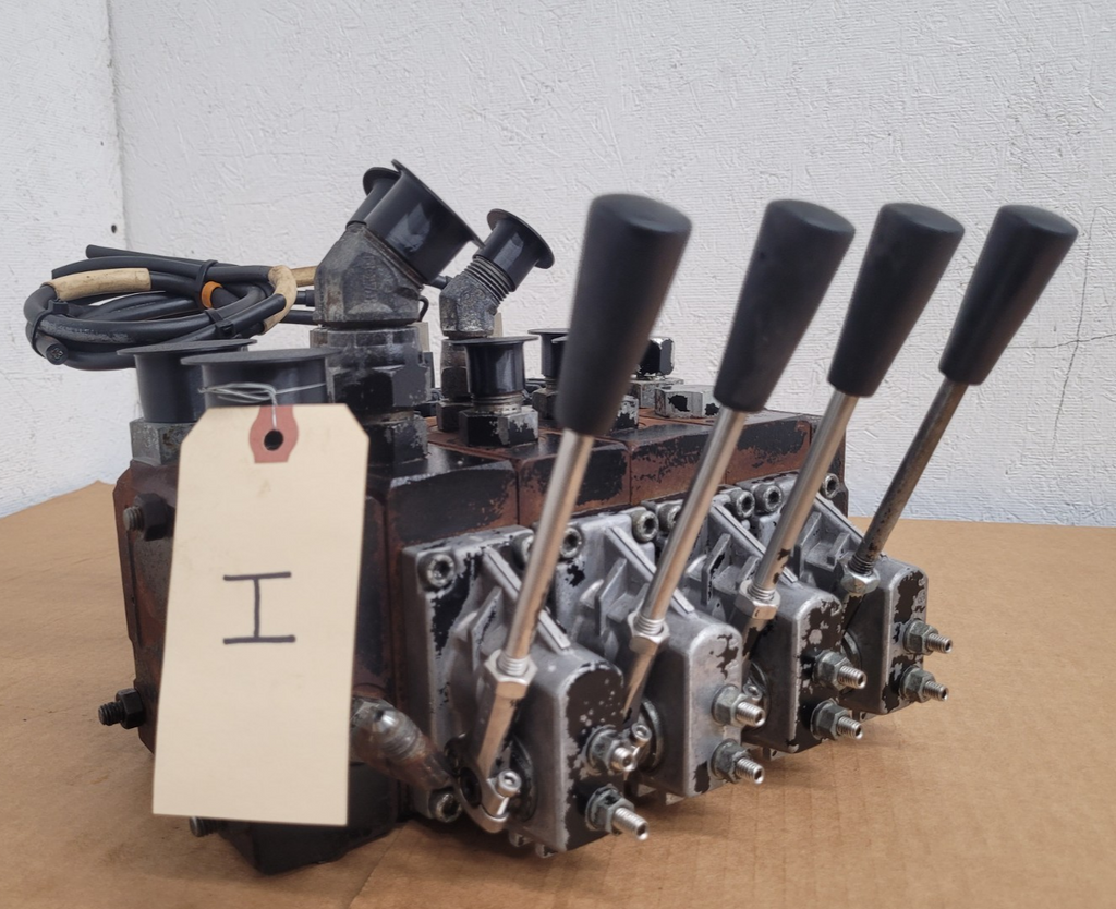 Danfoss PVG32  159-0904 4x Hydraulic Valve Stack w/ Electric Control [ I ]
