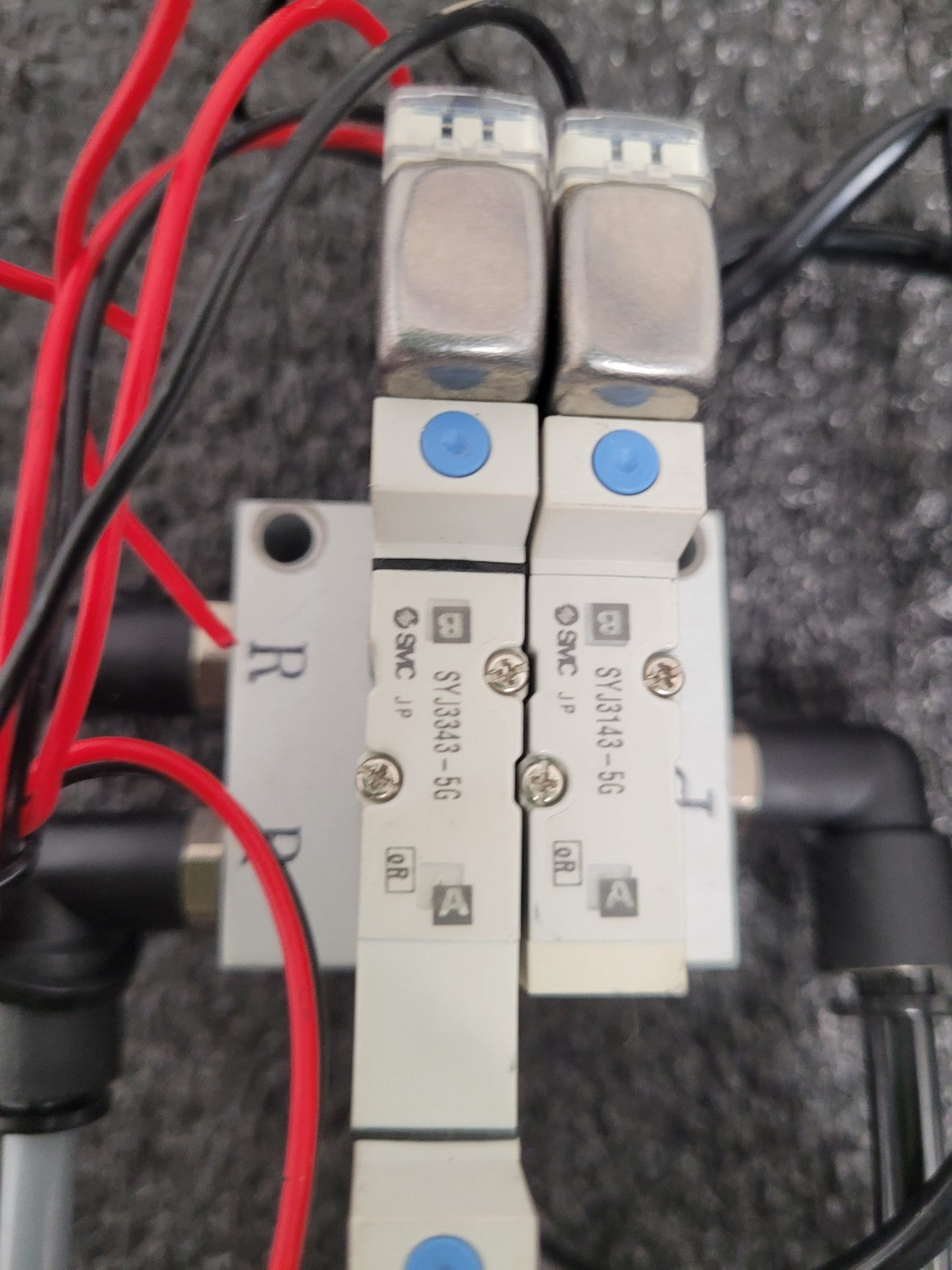 2 Bases SMC SY3143-5G SYJ3343-5G Double Solenoid Valve LOT OF 2x