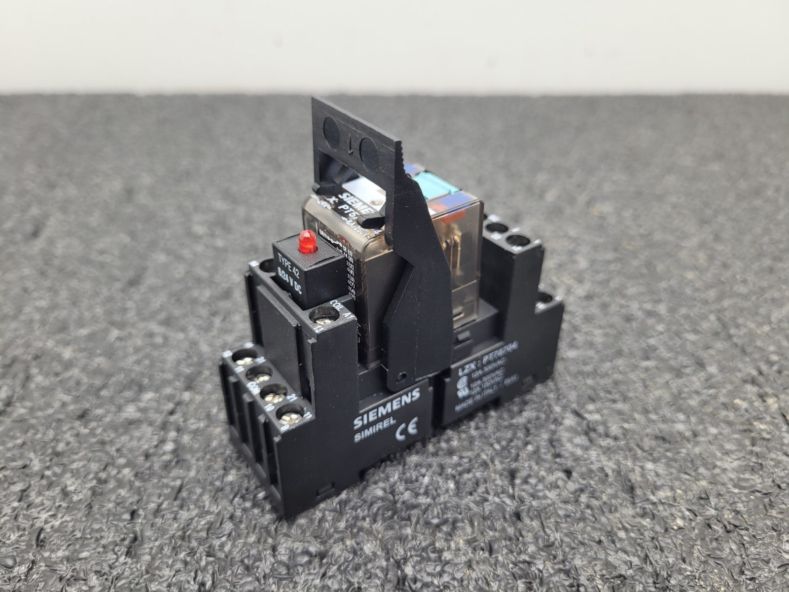 Siemens Relay LZX: PT570024 6/24VDC Coil Siemens Simirel PT78704 DIN Rail Base
