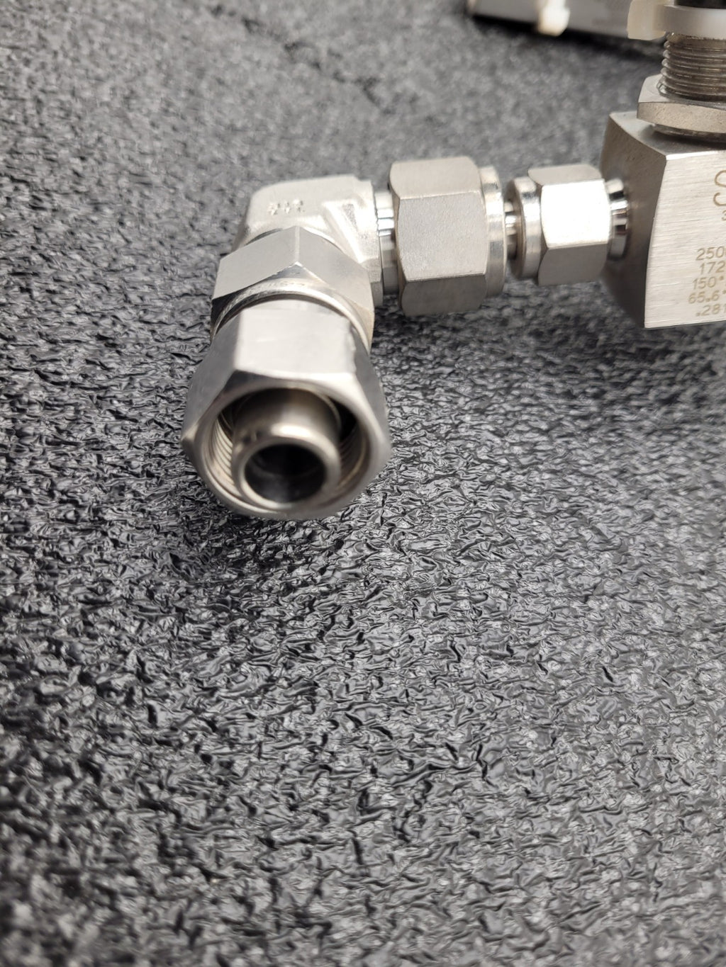 Norgren R73G-2AK-RMG Regulator Swaglok SS-44S6 Elbows 2x SS-4CPA4-50 Assembly