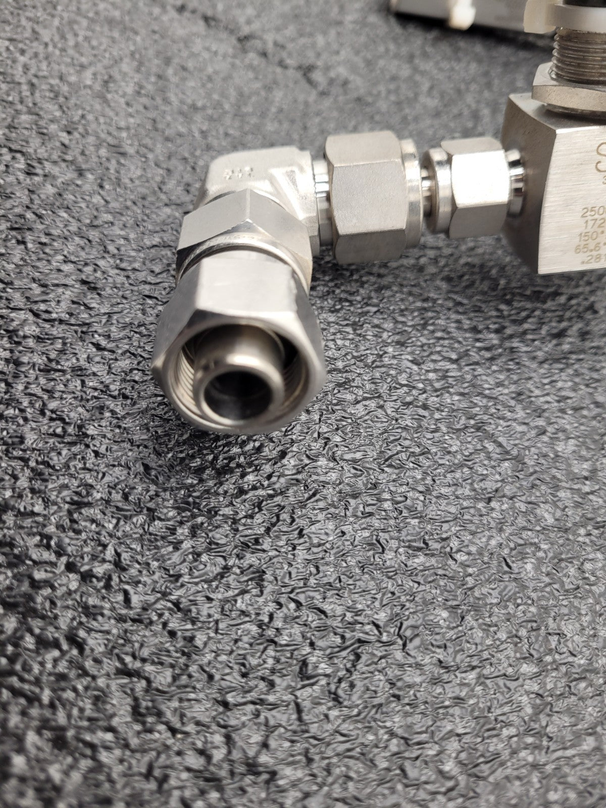 Norgren R73G-2AK-RMG Regulator Swaglok SS-44S6 Elbows 2x SS-4CPA4-50 Assembly