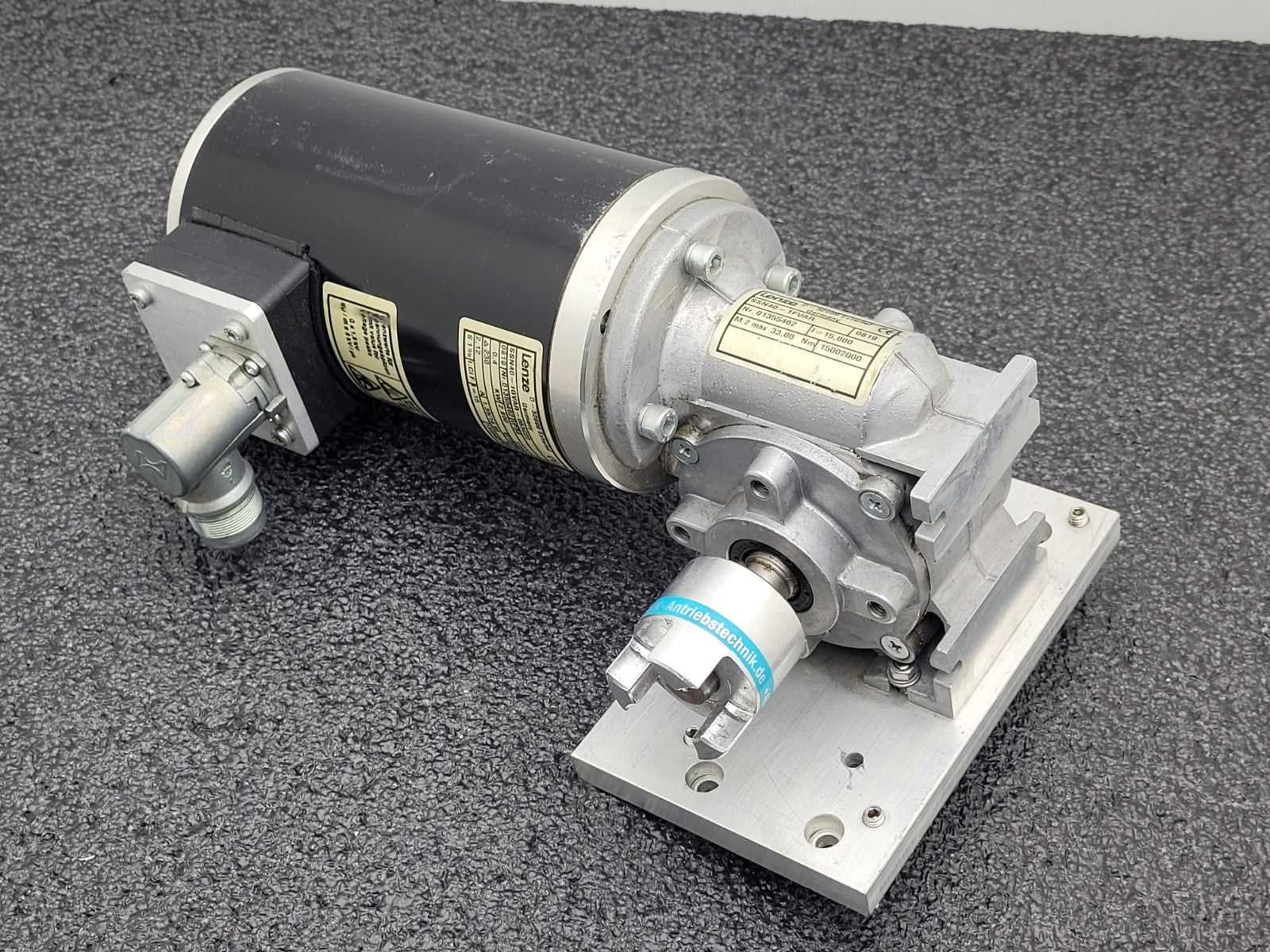Lenze Right Angle Gear Motor SSN40-1GVAR-063C22 + 15:1 Gearhead SSN40-1FVAR