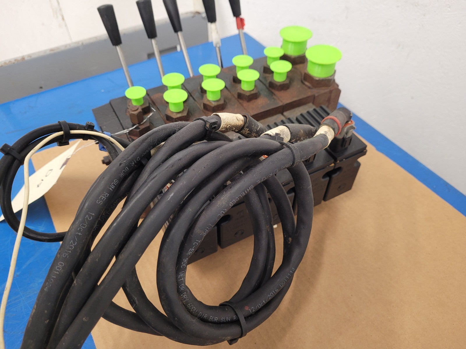 Danfoss PVG32 Hydraulic 5 Valve Stack On/Off Manual / Solenoid 157B4292 D17