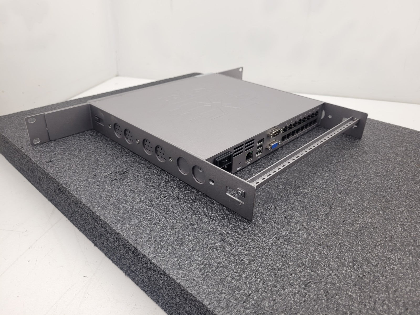 Raritan DLX-216V3-AH 16-port Dominion LX-216 Rackmount KVM Switch Tested Works C