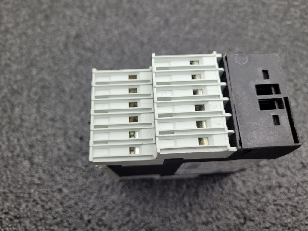 SIEMENS 3RS1041-1GW50 Temperature Monitoring Relay DIN Rail Mount 24VDC
