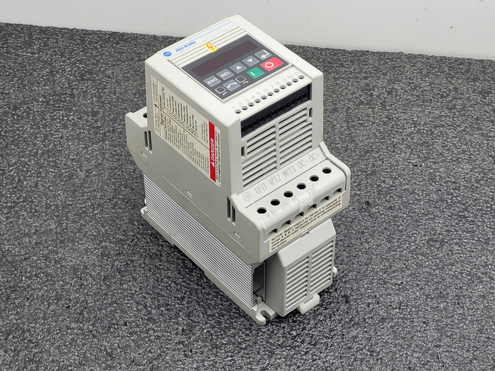 ALLEN BRADLEY 160-BA03NSF1 Variable Speed Drive 1HP 380/480 VAC 3PH