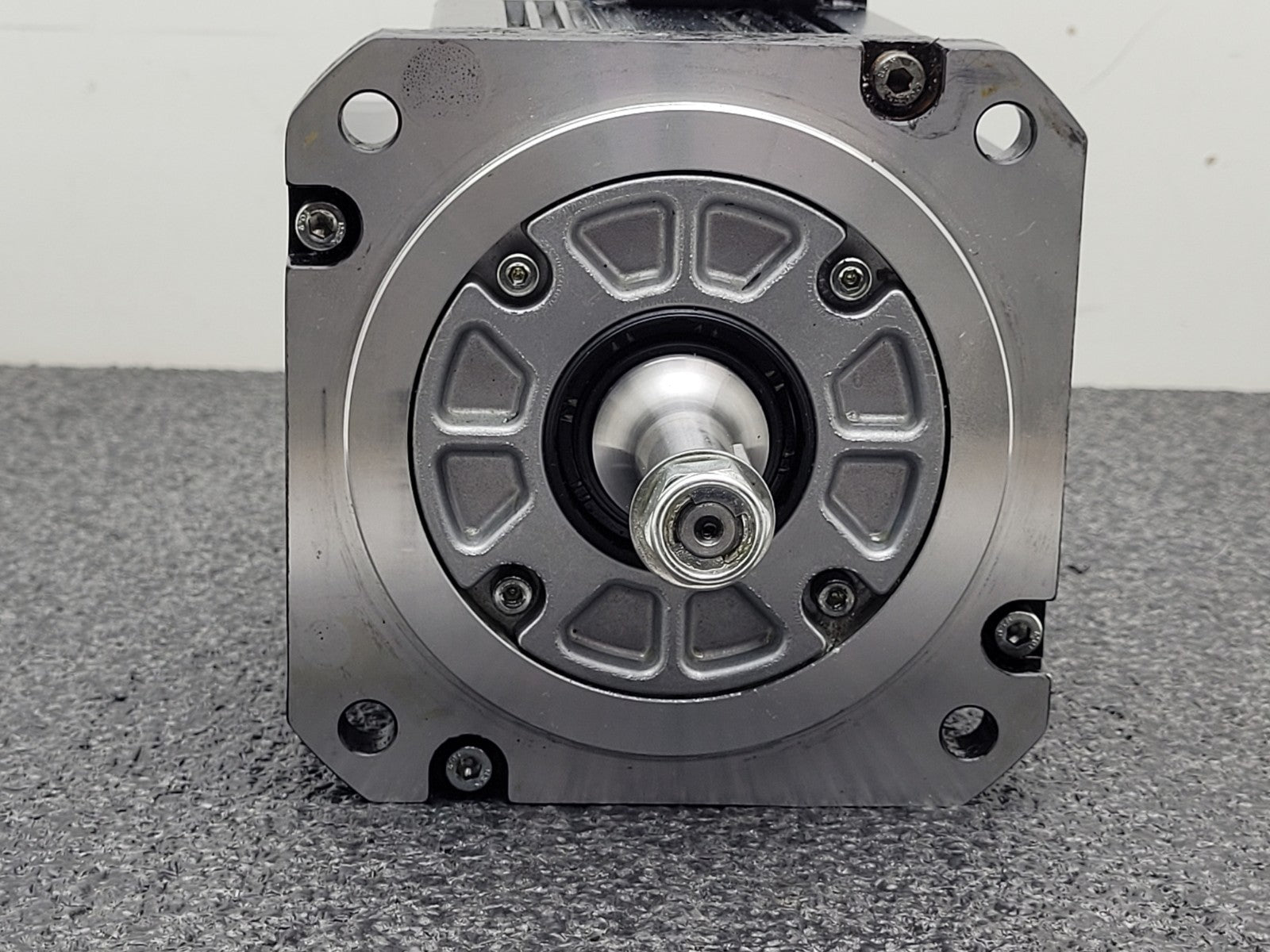 MITSUBISHI AC SERVO MOTOR HF154T 1.5kW 3000rpm 3PH 126V 8A