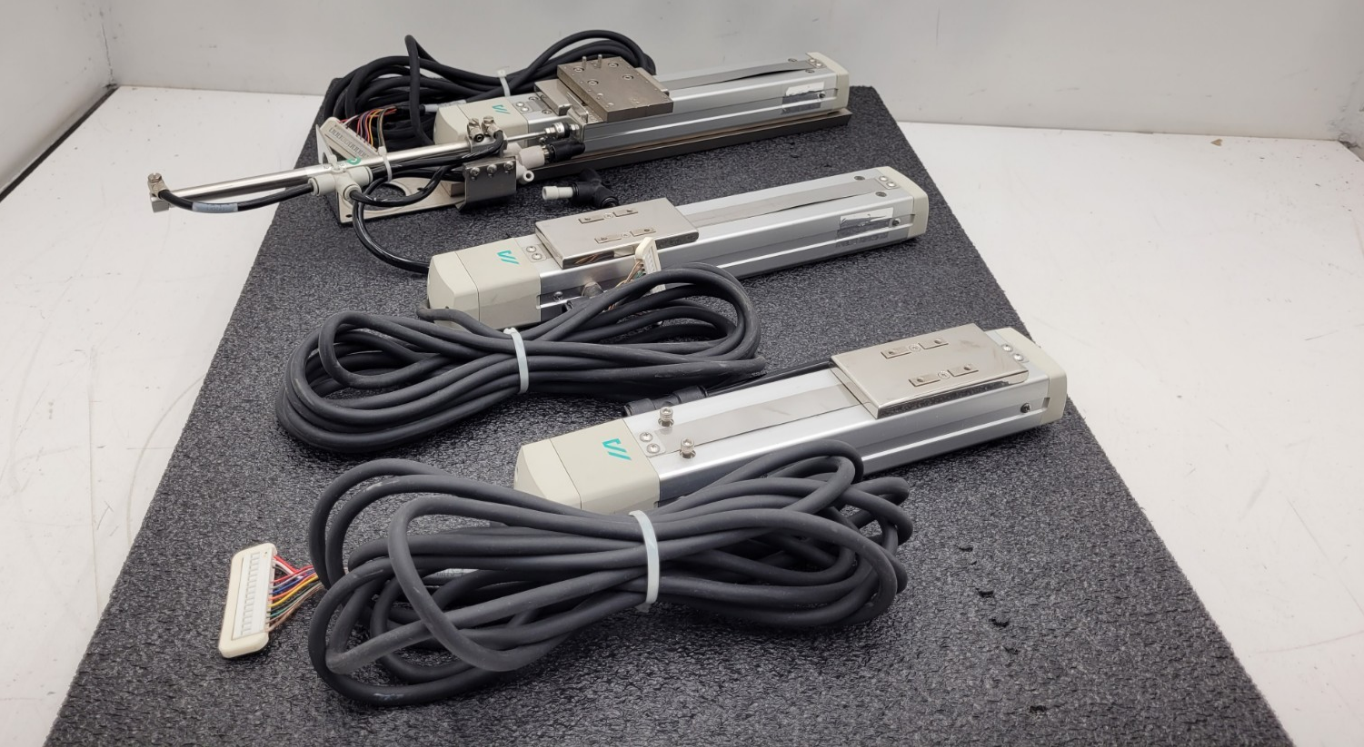 Lot of 3x IAI Linear Screw Driven Steper Motor Actuator DS-S5H-150-G-CR [A]