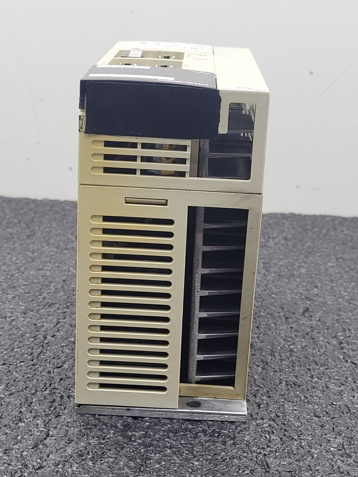 MITSUBISHI MR-J2-60CT Servo Drive Unit 0.6wW 3.2A 2009 Date Code Working Pull
