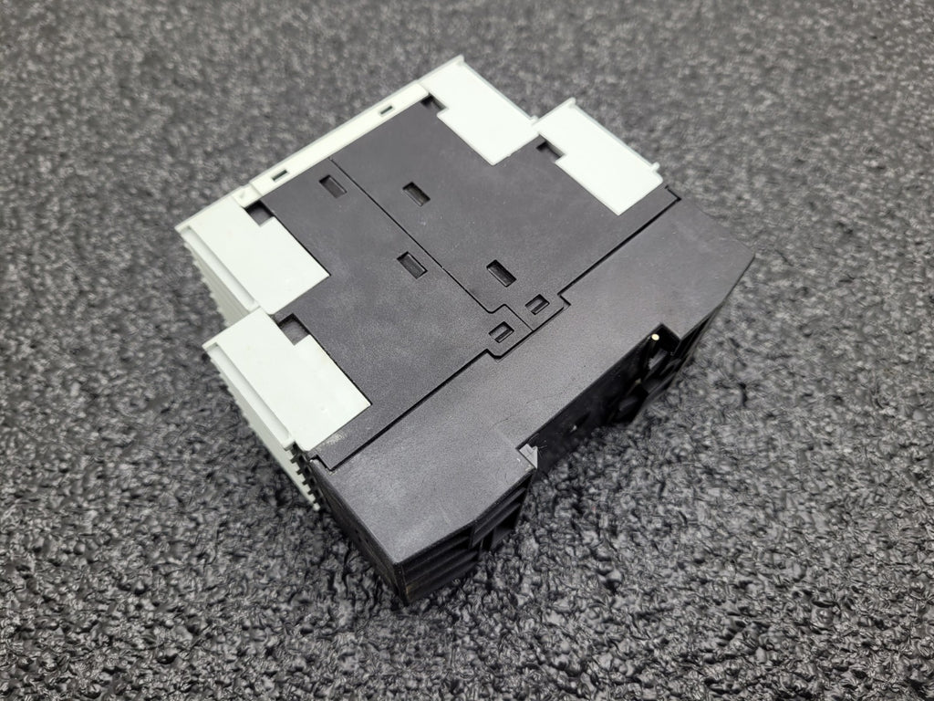 SIEMENS 3RS1041-1GW50 Temperature Monitoring Relay DIN Rail Mount 24VDC